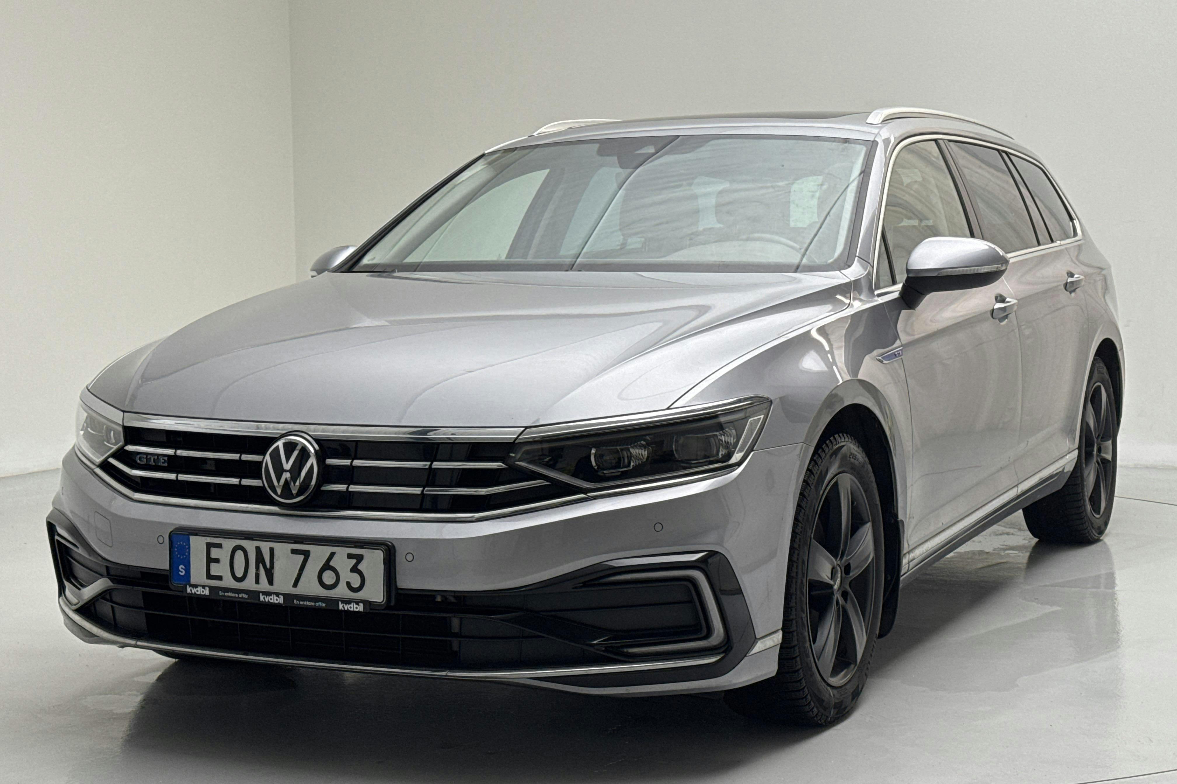 Presentationsfoto 1 av 18: VW Passat 1.4 GTE Sportscombi (218hk) - 8 159 mil - Automat - silver - 2021