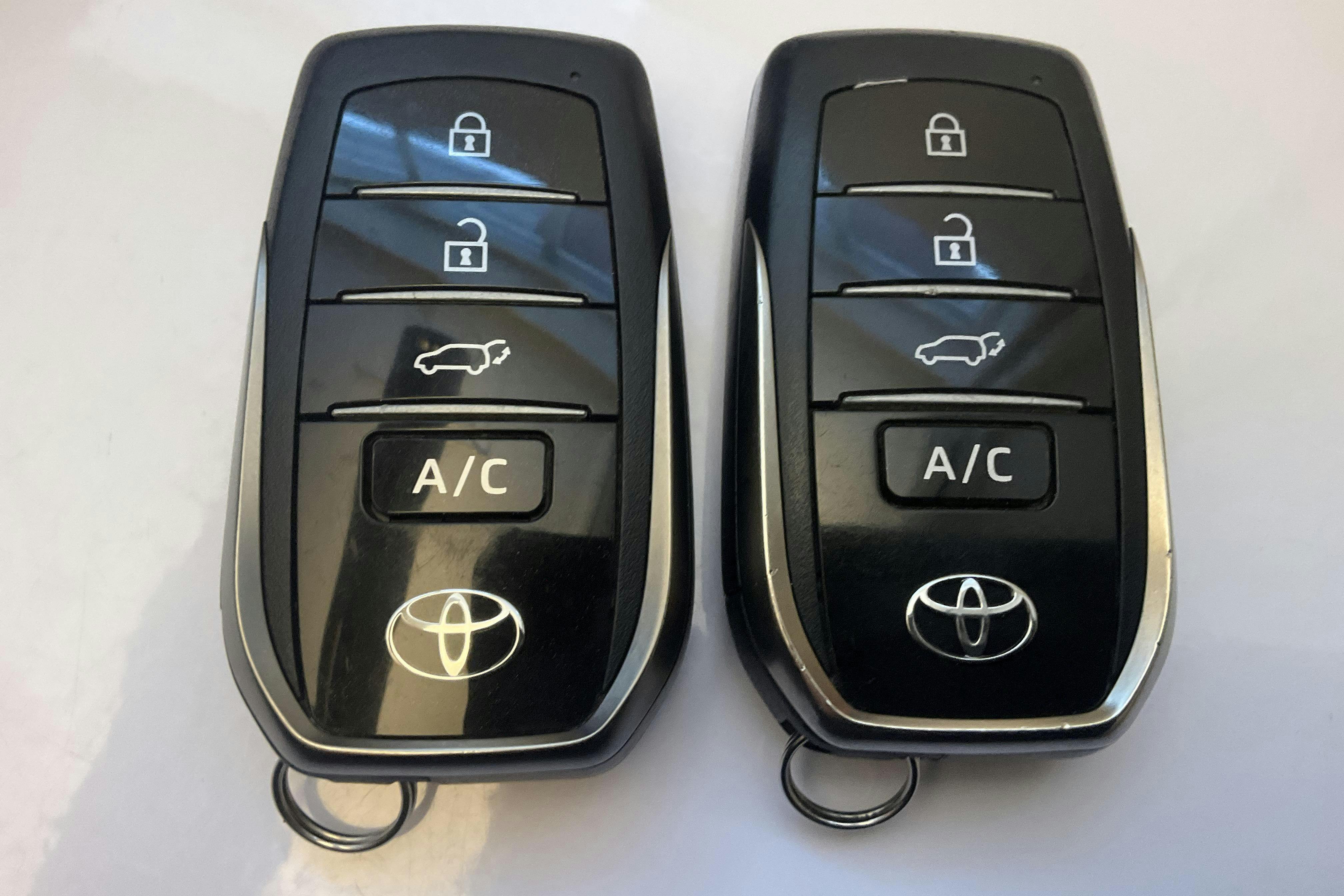 Presentation photo 16 of 16: Toyota RAV4 2.5 Plug-in Hybrid AWD (306hk) - 106 140 km - Automatic - white - 2023