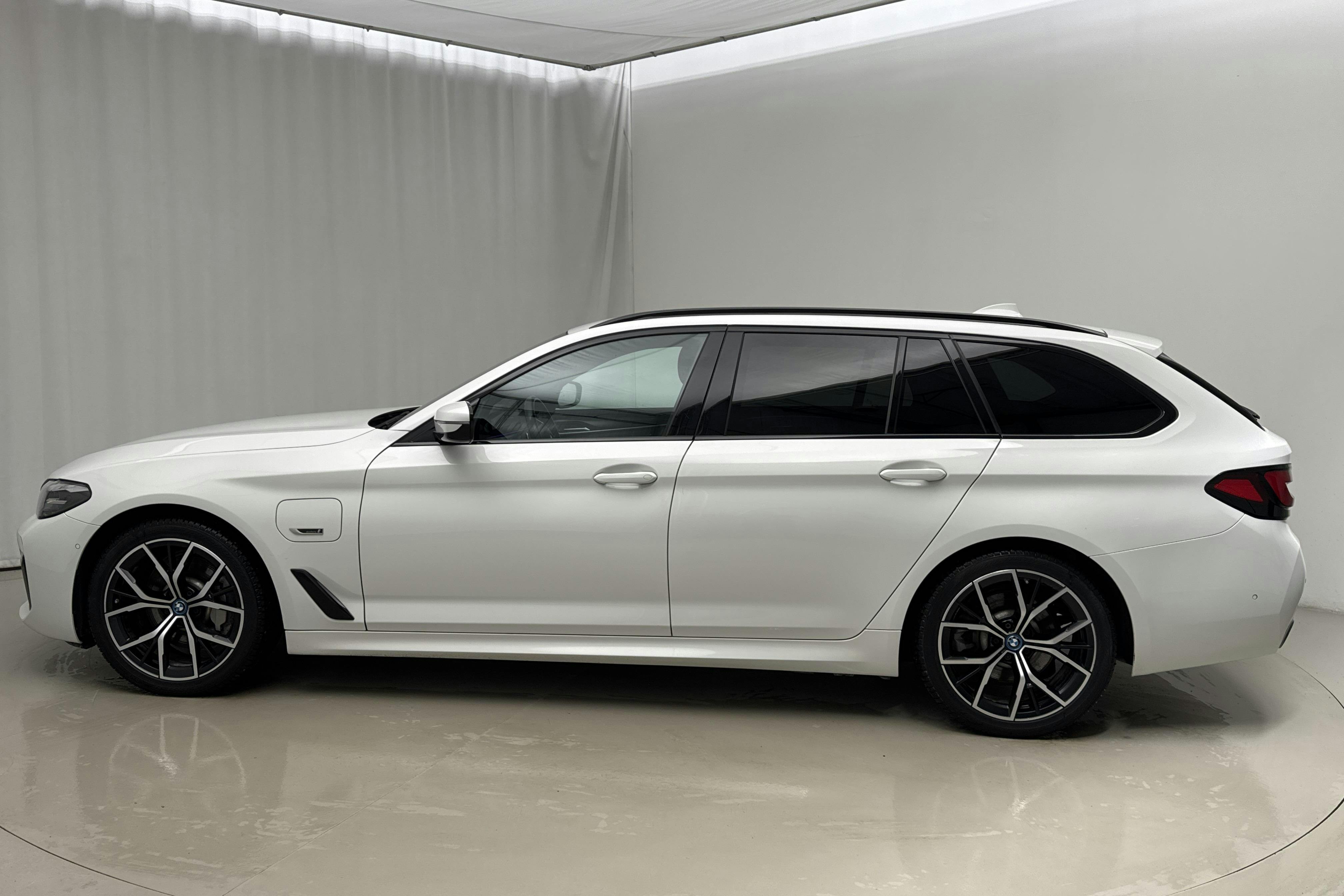 Presentationsfoto 2 av 20: BMW 530e xDrive Touring, G31 12kWh LCI (292hk) - 8 376 mil - Automat - vit - 2023