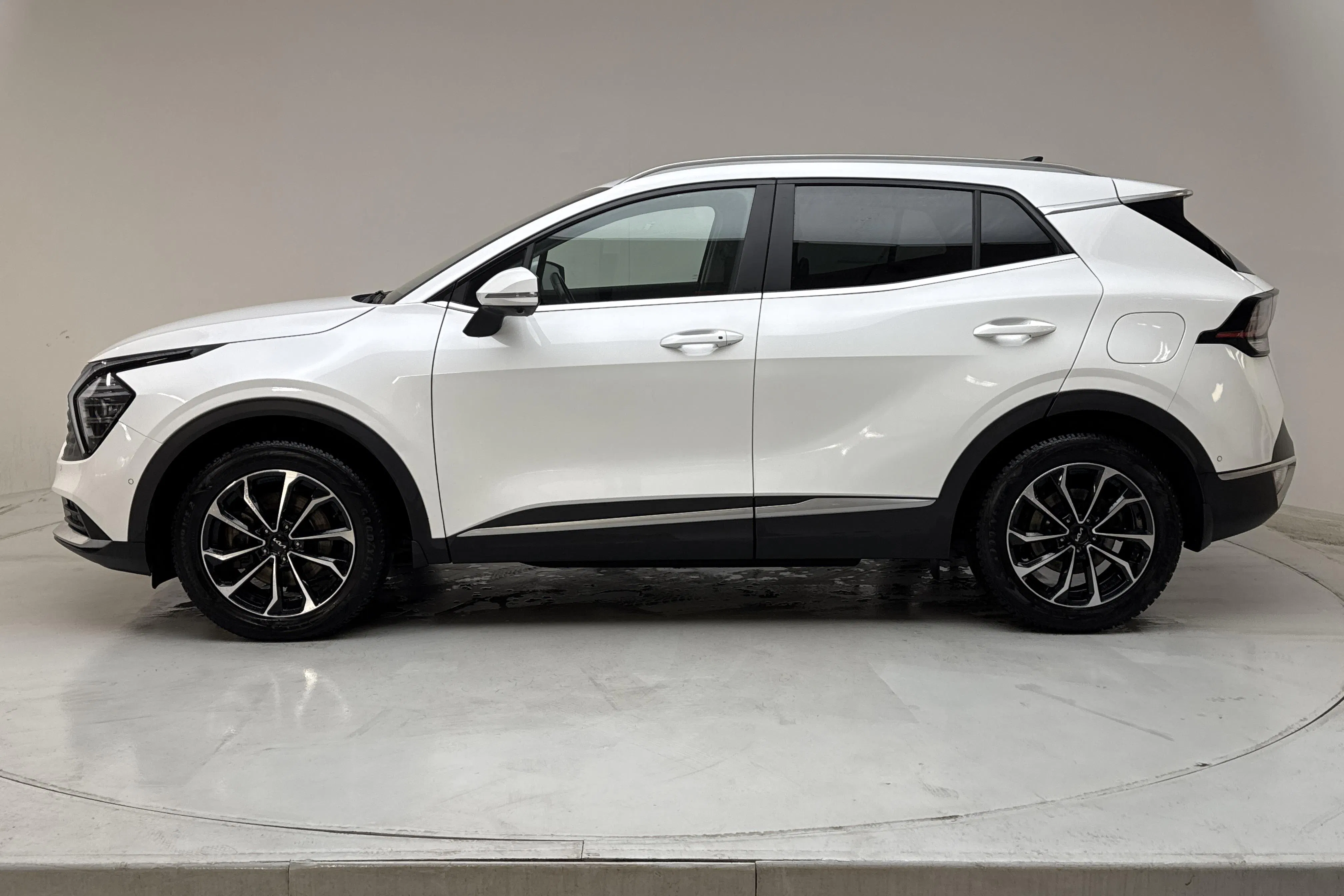 Presentation photo 2 of 18: KIA Sportage PHEV AWD (265hk) - 67 520 km - Automatic - white - 2023