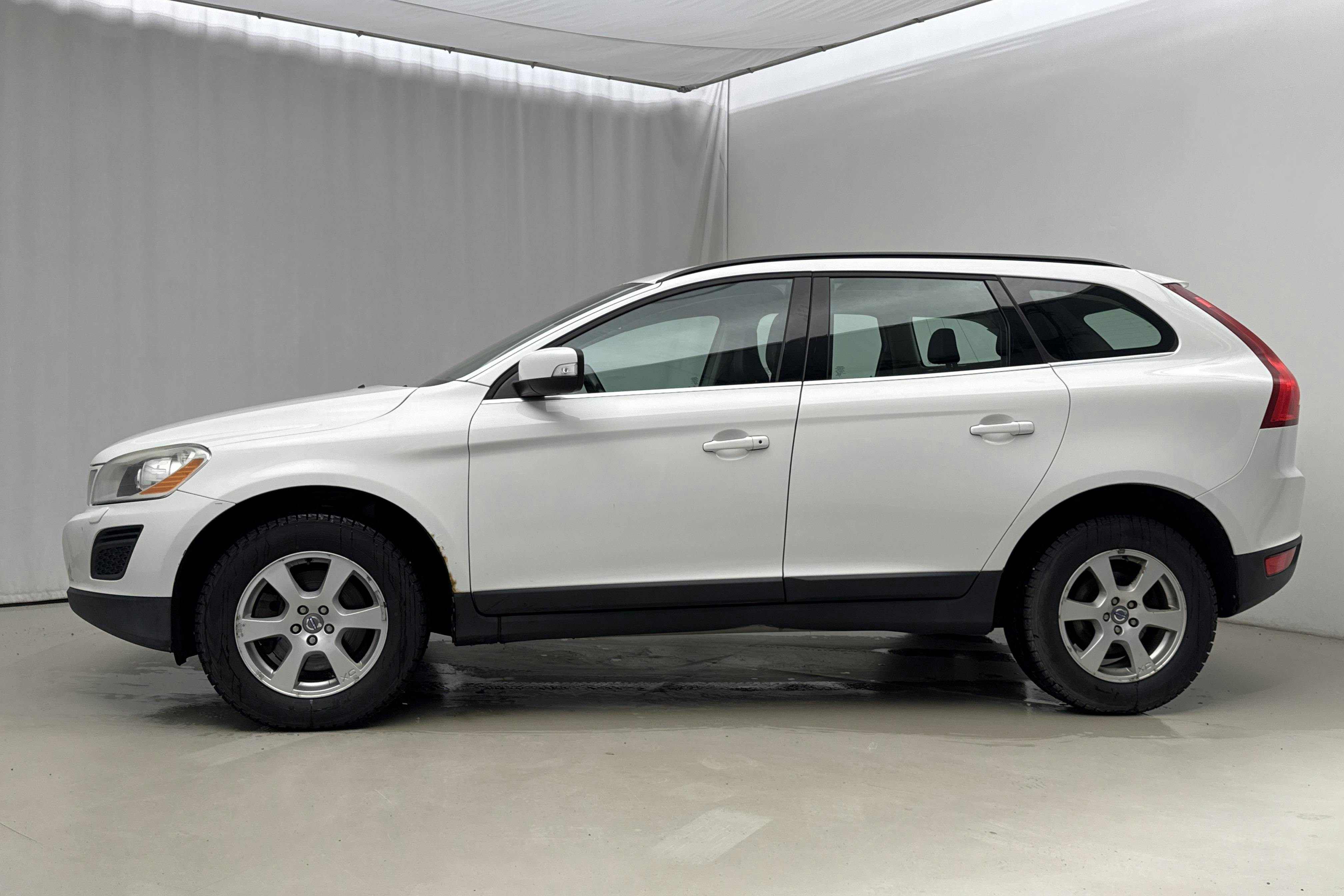 Presentationsfoto 2 av 17: Volvo XC60 D4 2WD (163hk) - 18 025 mil - Manuell - vit - 2013