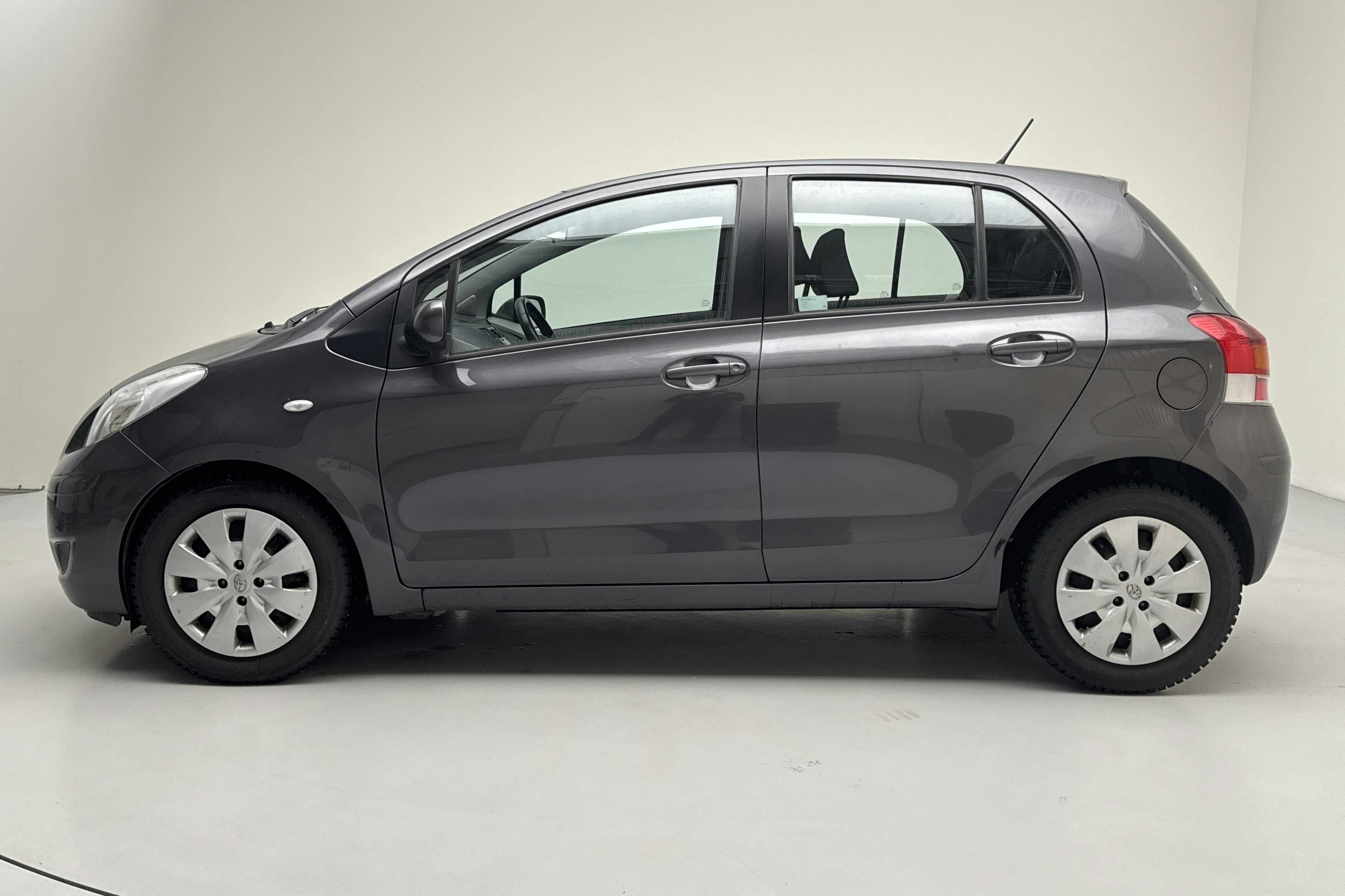 Esittelykuva 2 osoitteesta 12: Toyota Yaris 1.33 5dr (100hk) - 123 090 km - Manuaalinen - Dark Grey - 2009