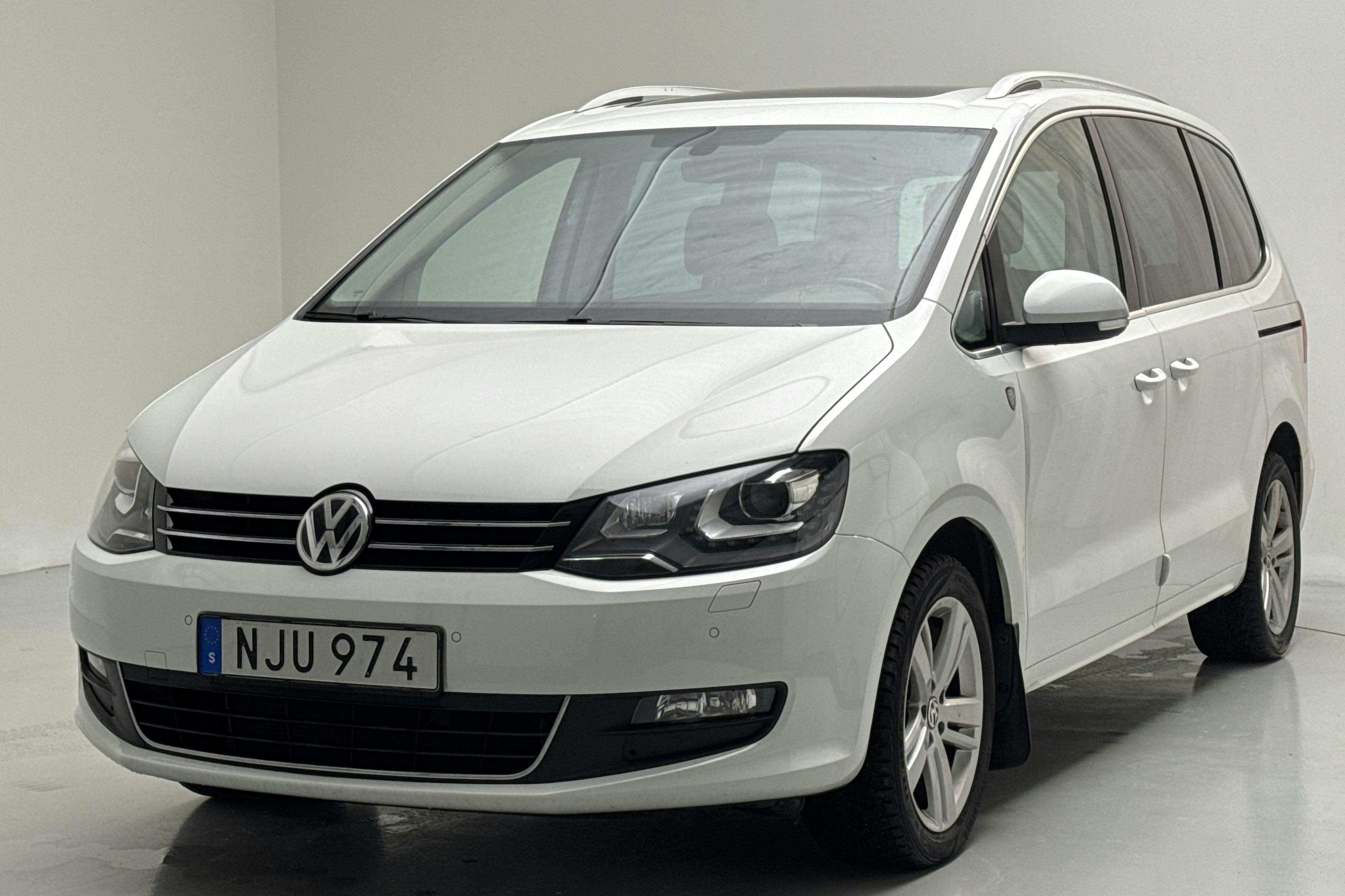 Präsentationsfoto 1 von 18: VW Sharan 2.0 TDI (150hk) - 165 360 Kilometer - Verkaufsautomat - Weiß - 2016