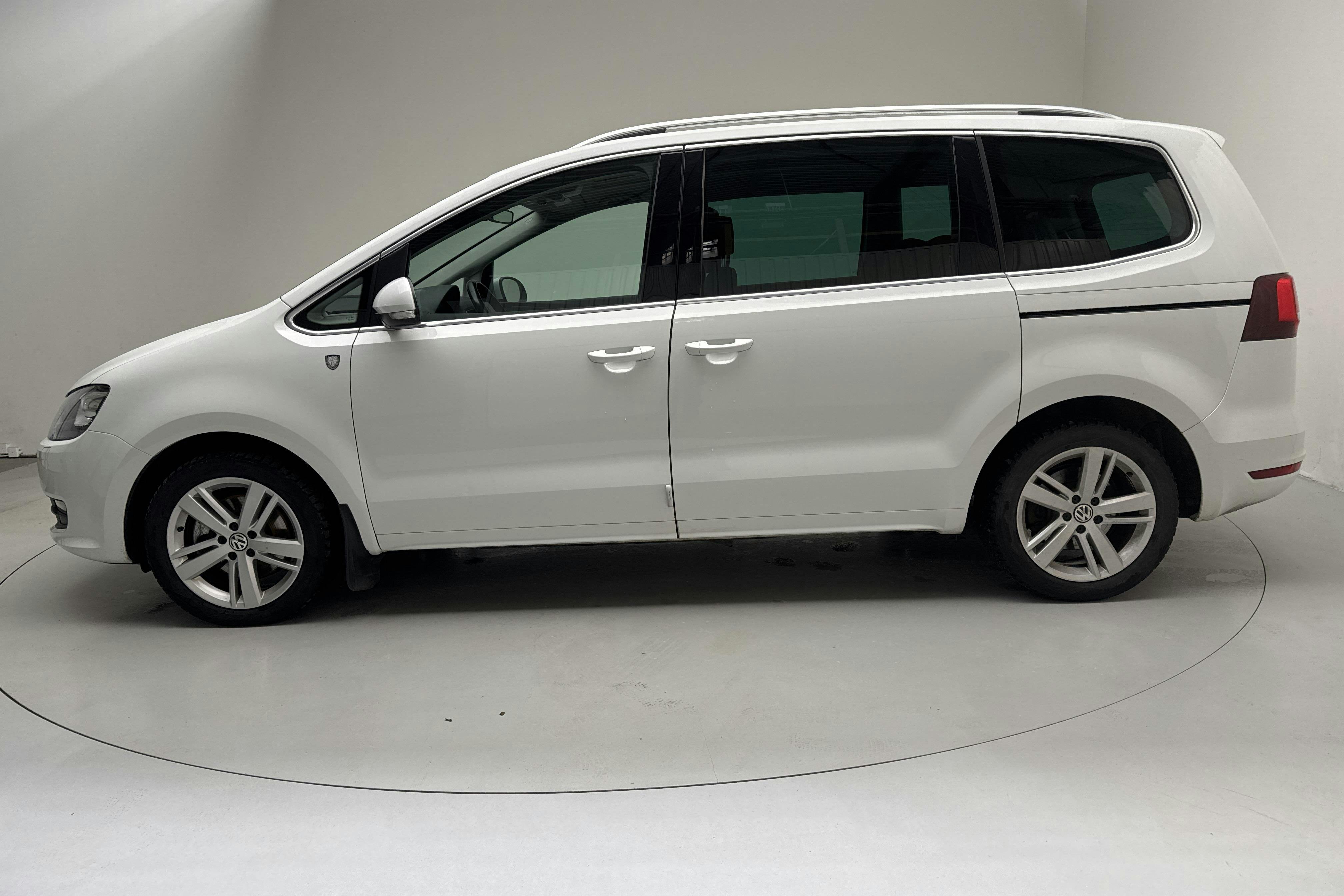 Präsentationsfoto 2 von 18: VW Sharan 2.0 TDI (150hk) - 165 360 Kilometer - Verkaufsautomat - Weiß - 2016