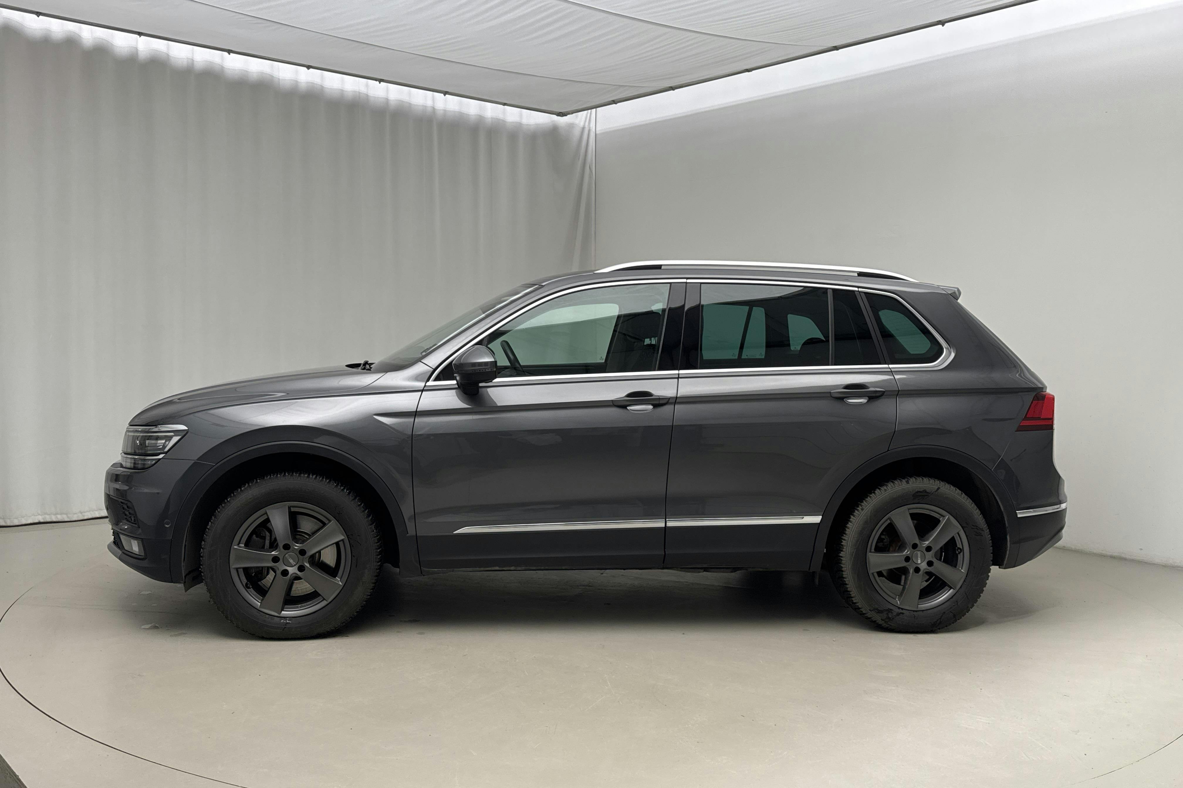 Presentationsfoto 2 av 15: VW Tiguan 2.0 TDI 4MOTION (190hk) - 7 277 mil - Automat - grå - 2019