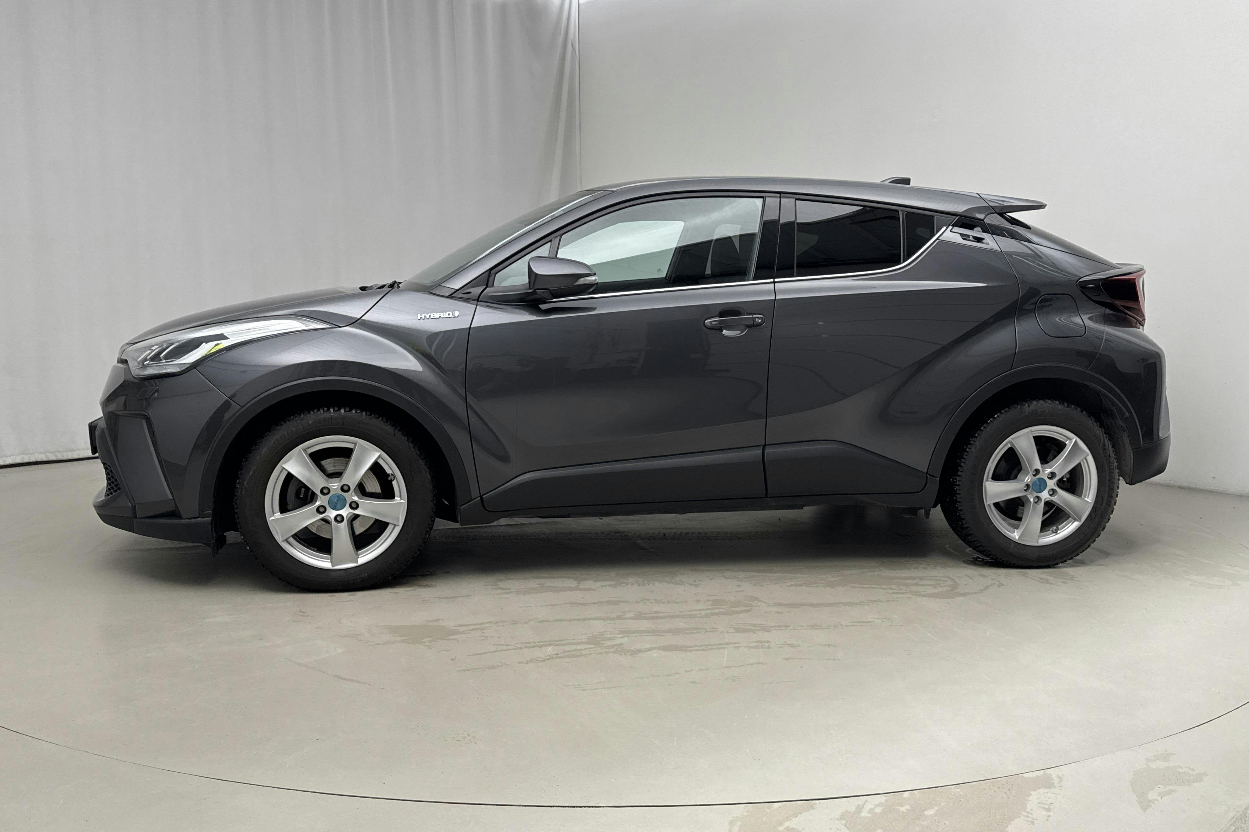 Presentationsfoto 2 av 18: Toyota C-HR 1.8 HSD (122hk) - 10 179 mil - Automat - Dark Grey - 2021