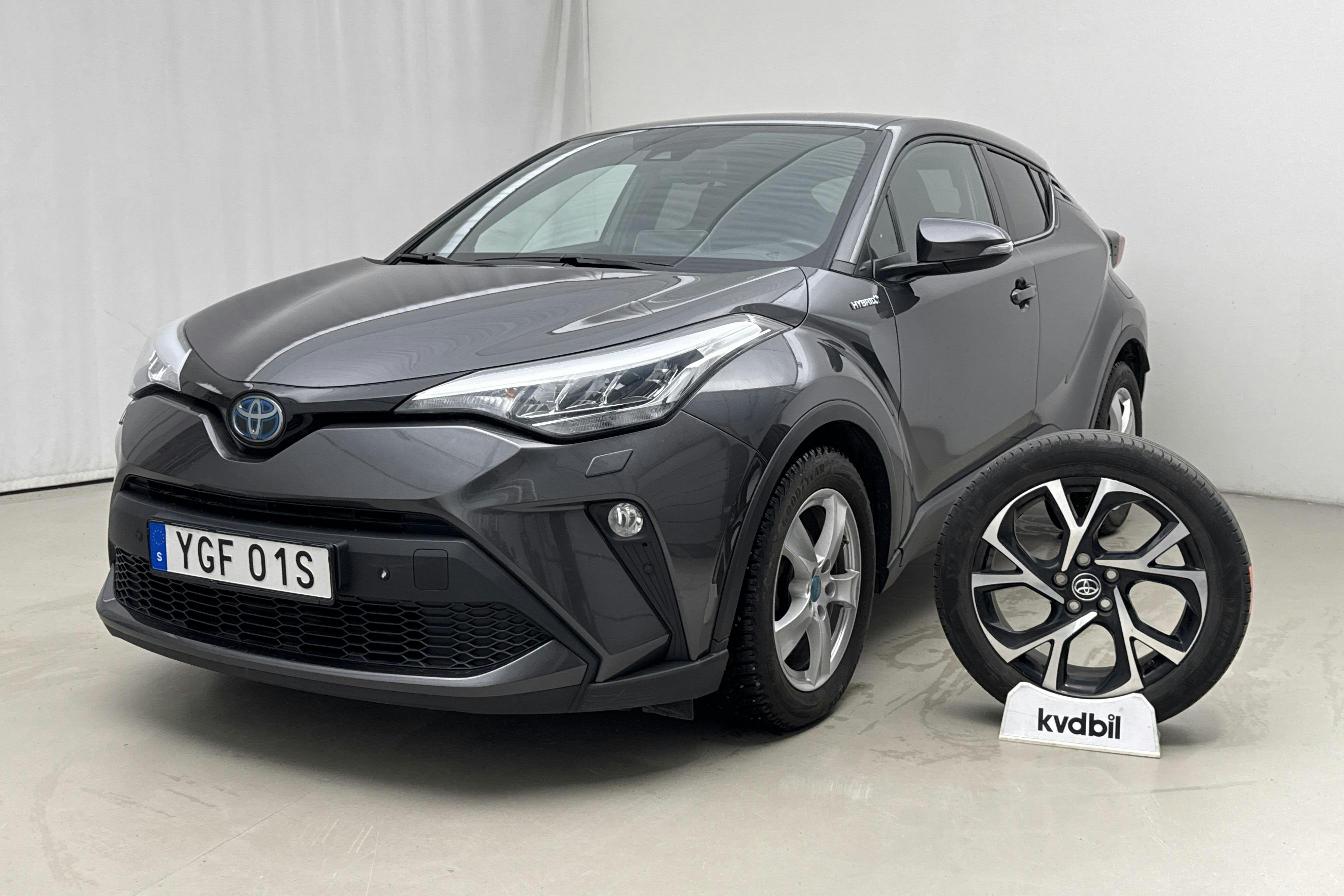Presentationsfoto 1 av 18: Toyota C-HR 1.8 HSD (122hk) - 10 179 mil - Automat - Dark Grey - 2021