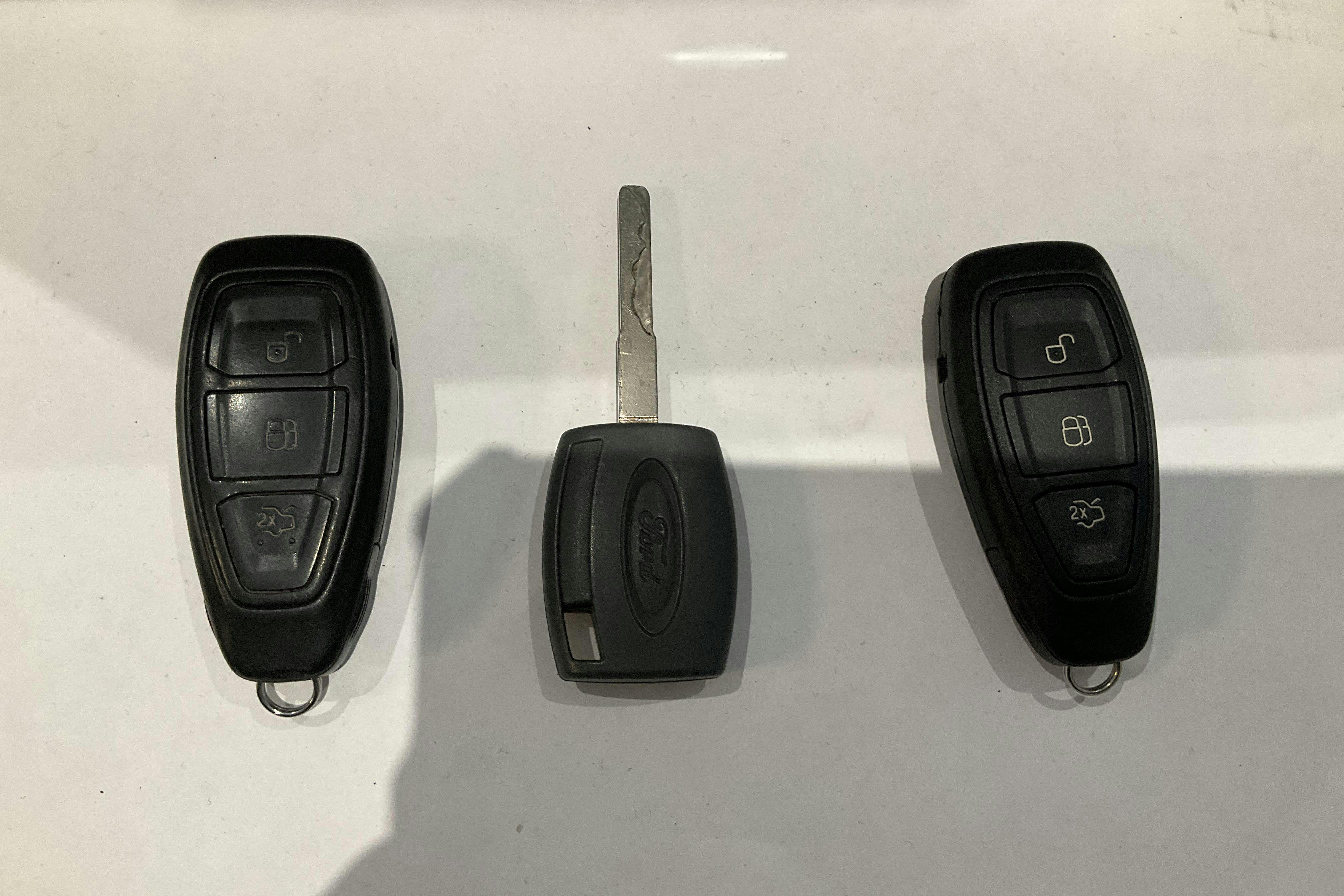 Presentationsfoto 12 av 12: Ford Kuga 2.0 TDCi AWD (163hk) - 24 604 mil - Automat - vit - 2013