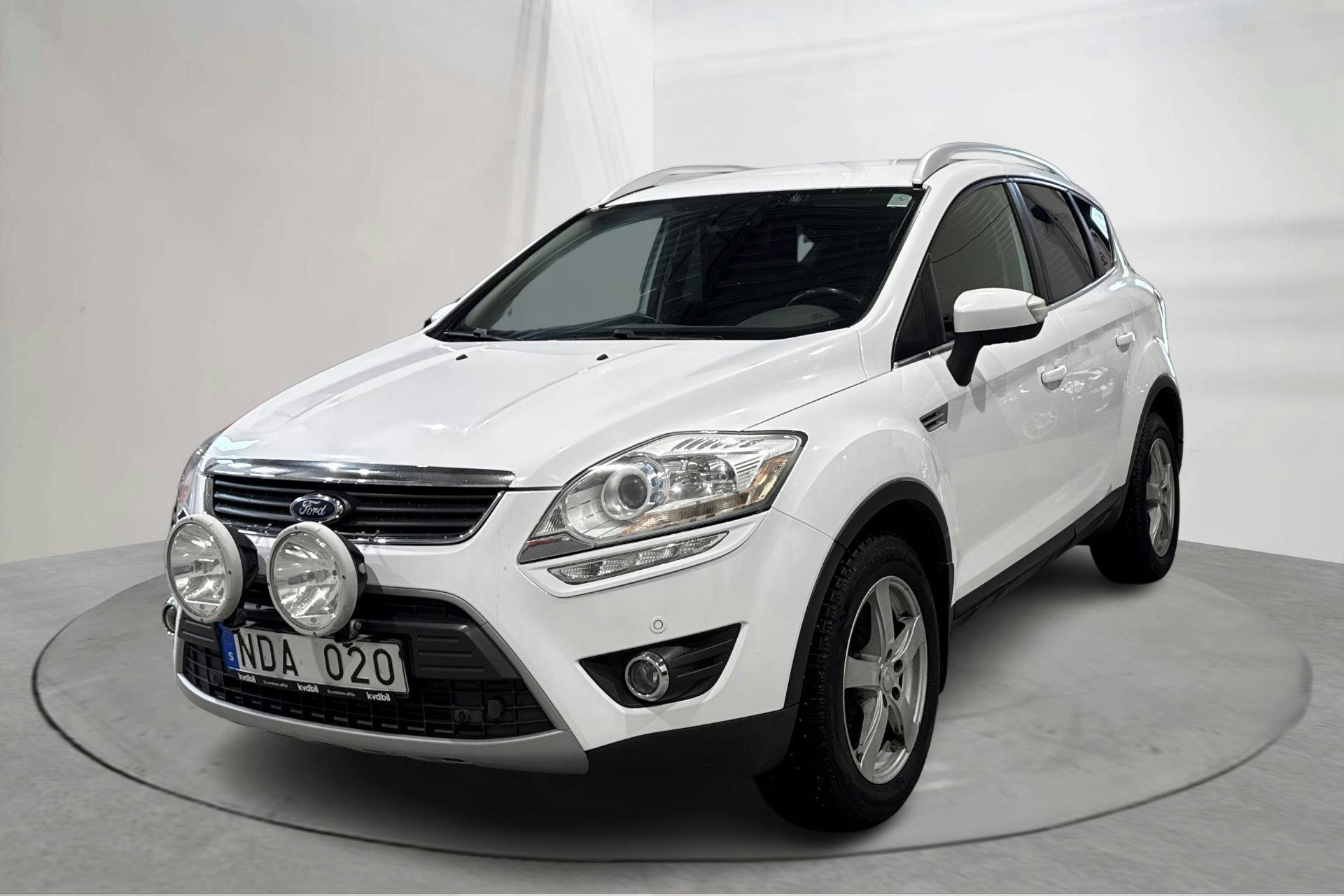 Presentationsfoto 1 av 12: Ford Kuga 2.0 TDCi AWD (163hk) - 24 604 mil - Automat - vit - 2013