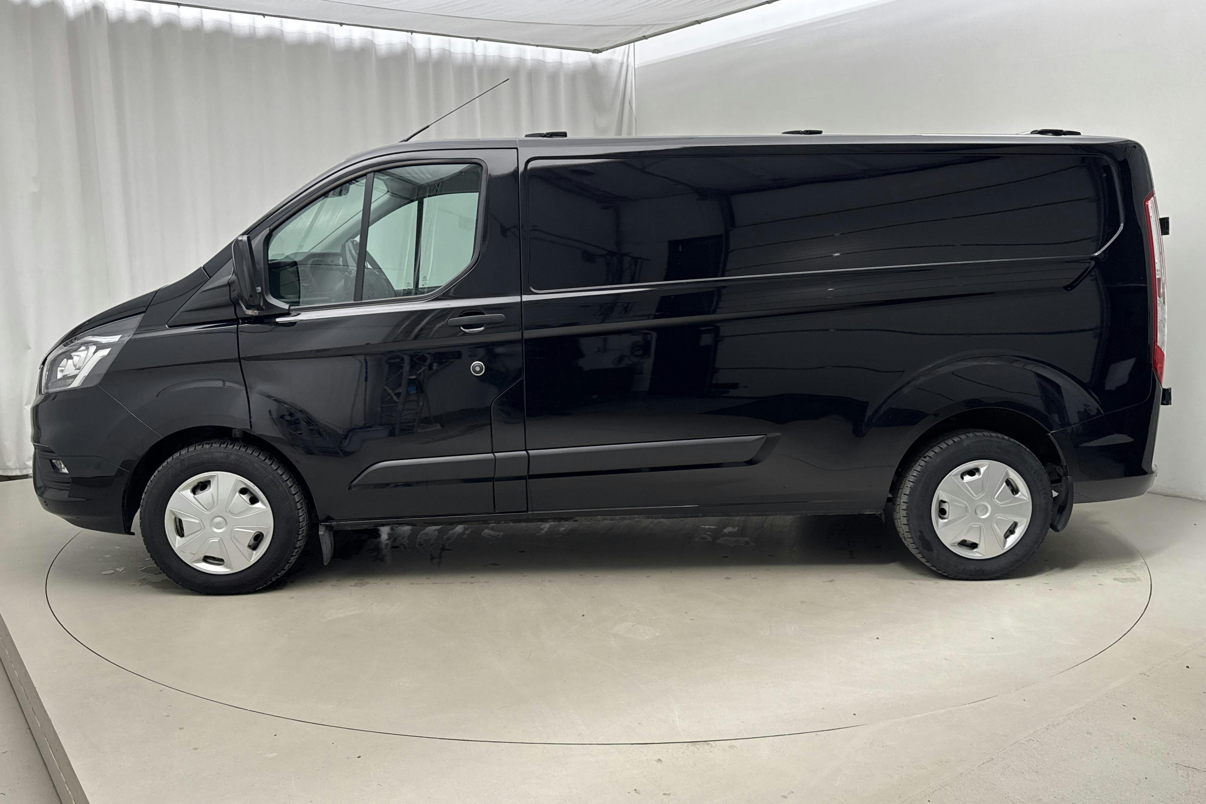 Presentationsfoto 2 av 18: Ford Transit Custom 300 (130hk) - 8 909 mil - Automat - svart - 2023