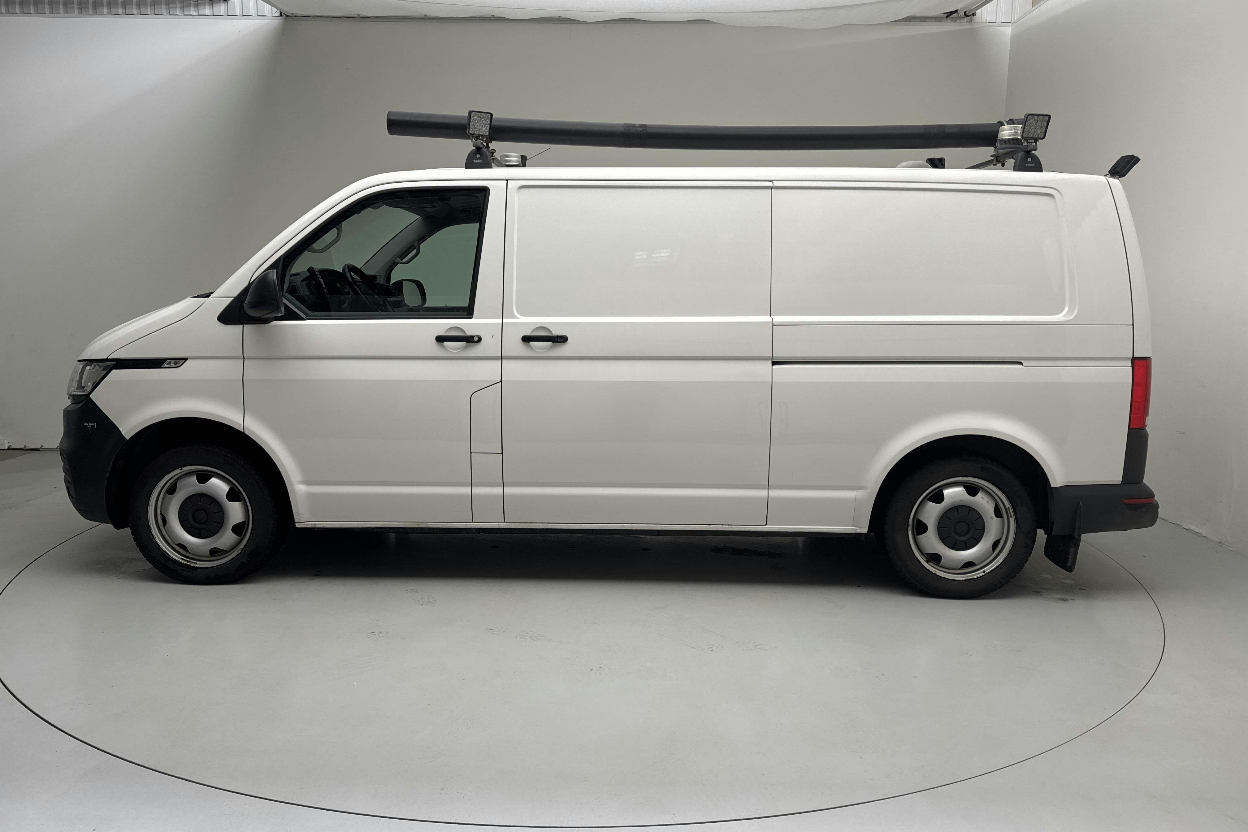 Presentationsfoto 2 av 22: VW Transporter T6 2.0 TDI BMT Skåp 4MOTION (150hk) - 9 185 mil - Automat - vit - 2021
