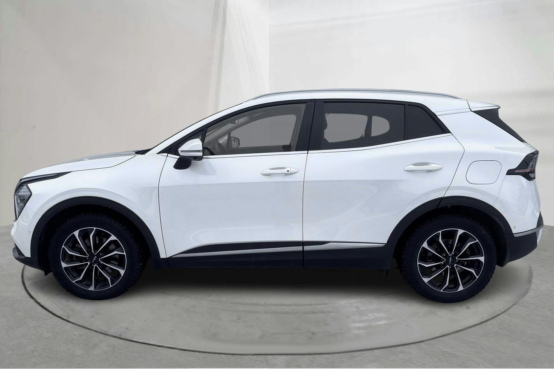 Presentationsfoto 2 av 18: KIA Sportage PHEV AWD (265hk) - 10 218 mil - Automat - vit - 2023