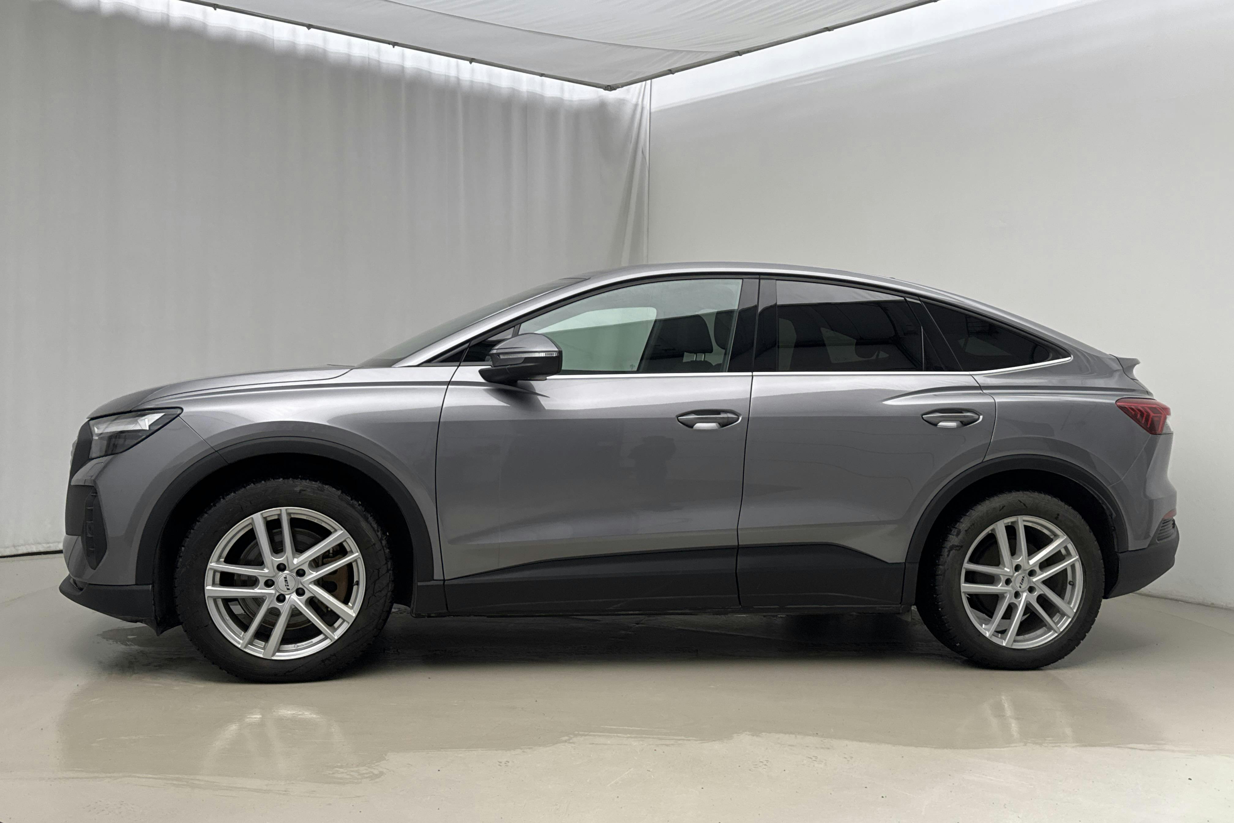 Presentation photo 2 of 24: Audi Q4 40 Sportback e-tron 77kWh (204hk) - 55 400 km - Automatic - gray - 2024