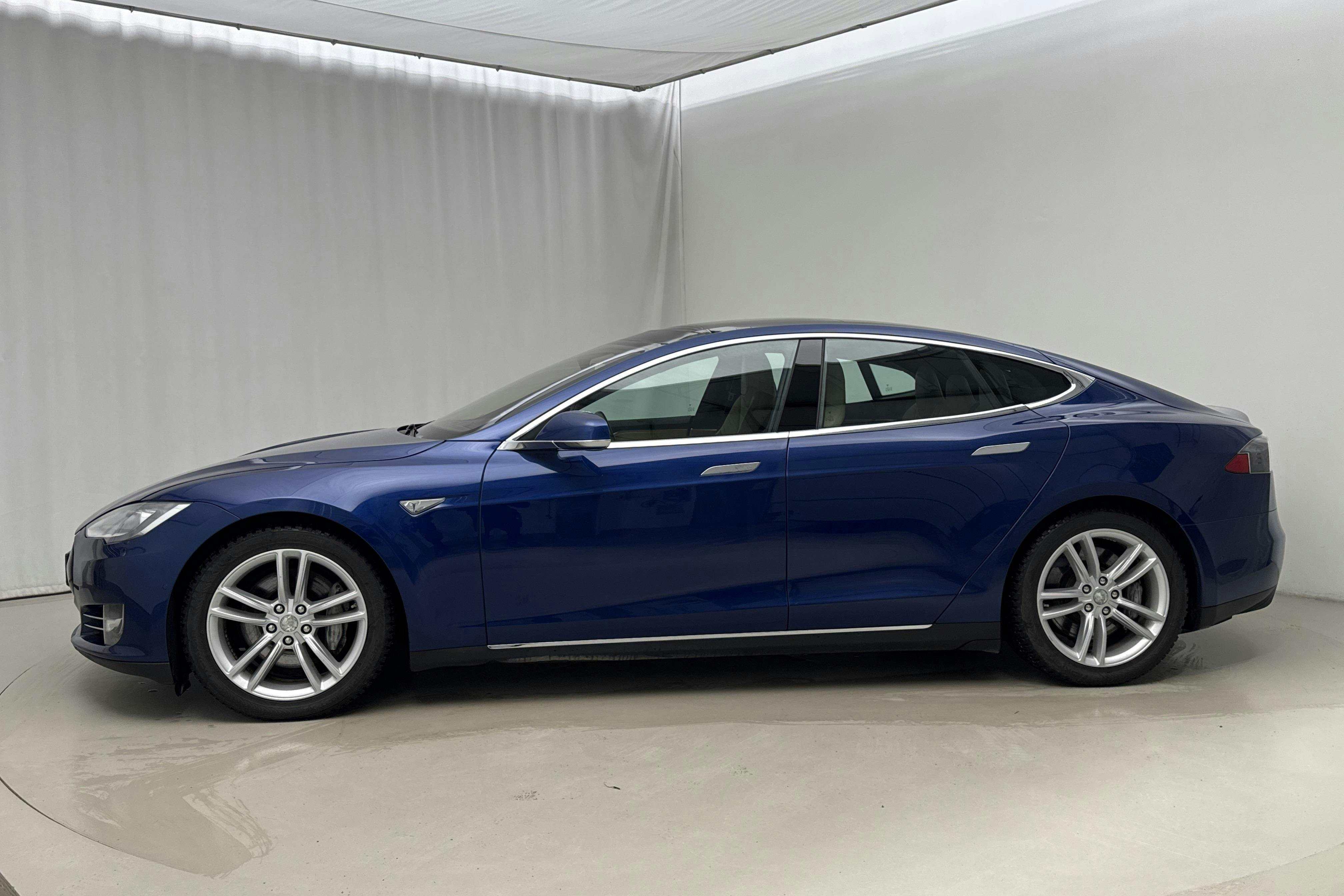 Presentationsfoto 2 av 23: Tesla Model S 85D - 7 297 mil - Automat - blå - 2016