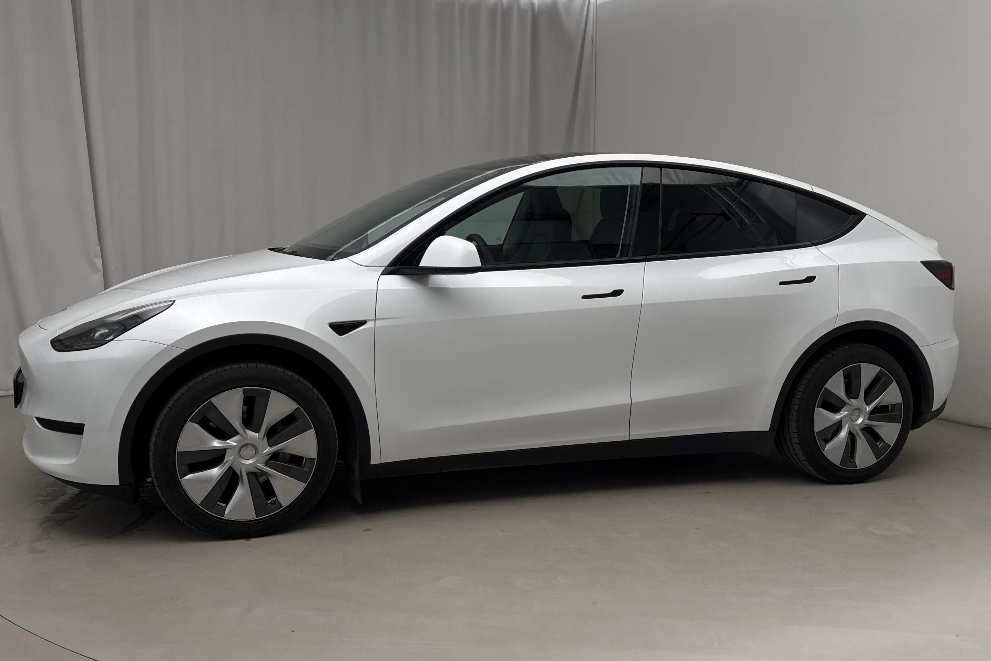 Presentation photo 2 of 16: Tesla Model Y RWD - 141 990 km - Automatic - white - 2023