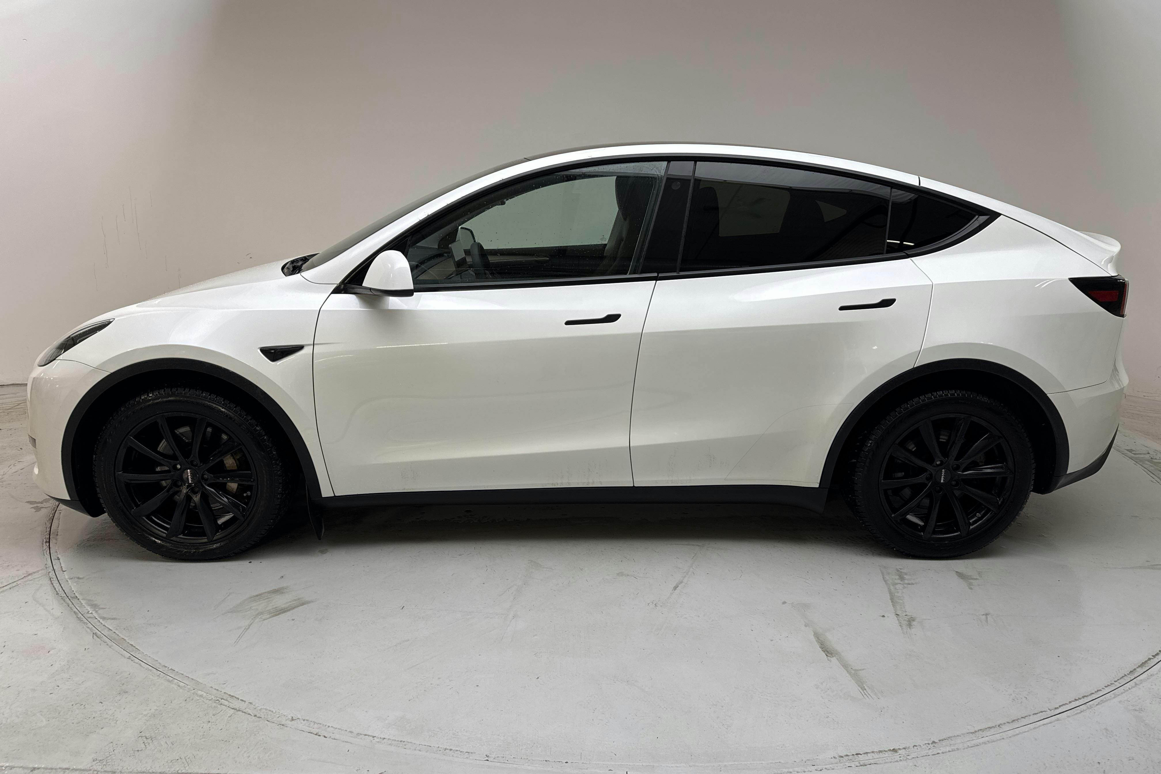 Presentationsfoto 2 av 19: Tesla Model Y Long Range Dual Motor AWD - 14 245 mil - Automat - vit - 2023