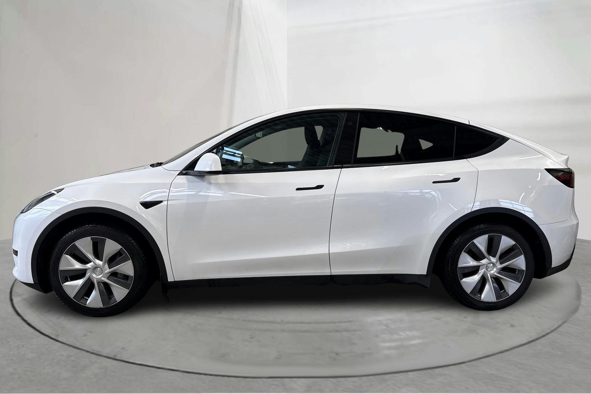 Presentationsfoto 2 av 23: Tesla Model Y RWD - 11 651 mil - Automat - vit - 2023