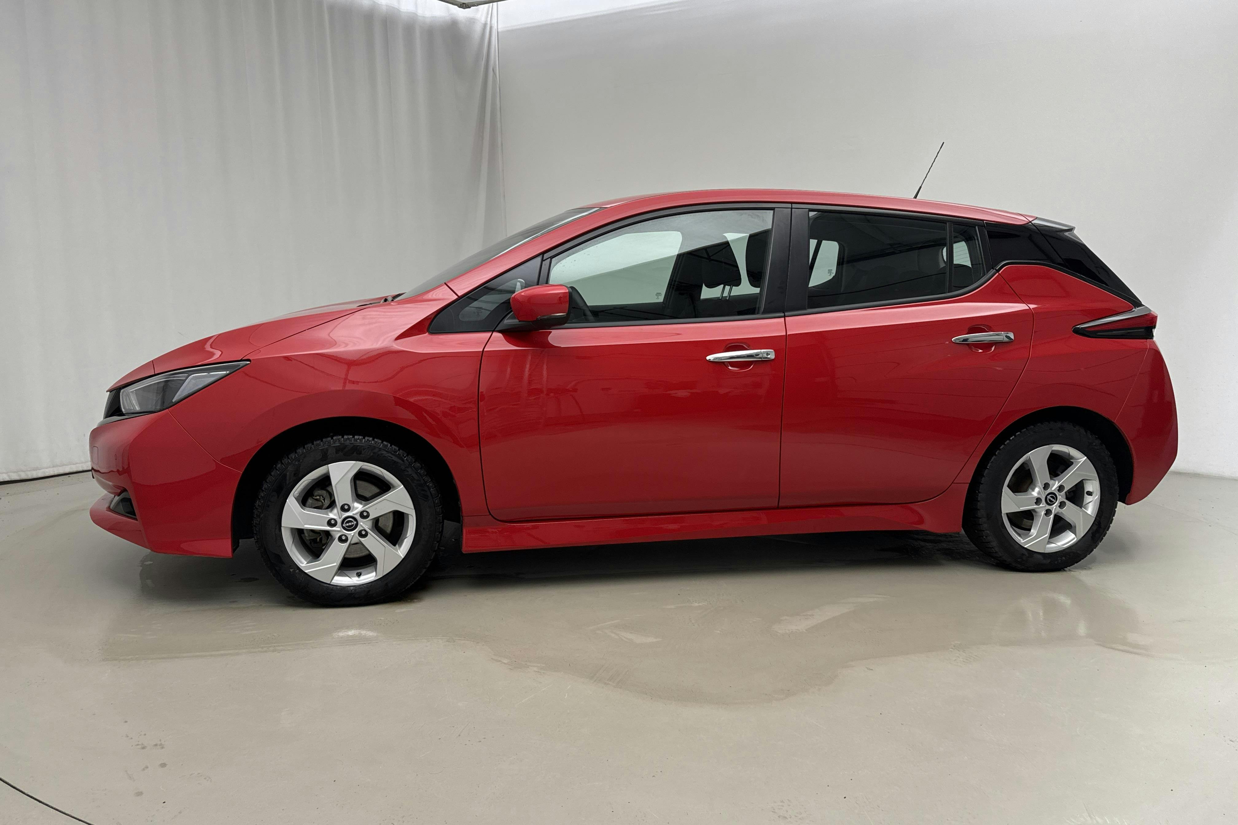 Presentationsfoto 2 av 19: Nissan LEAF 5dr 40kWh (150hk) - 2 319 mil - Automat - röd - 2023