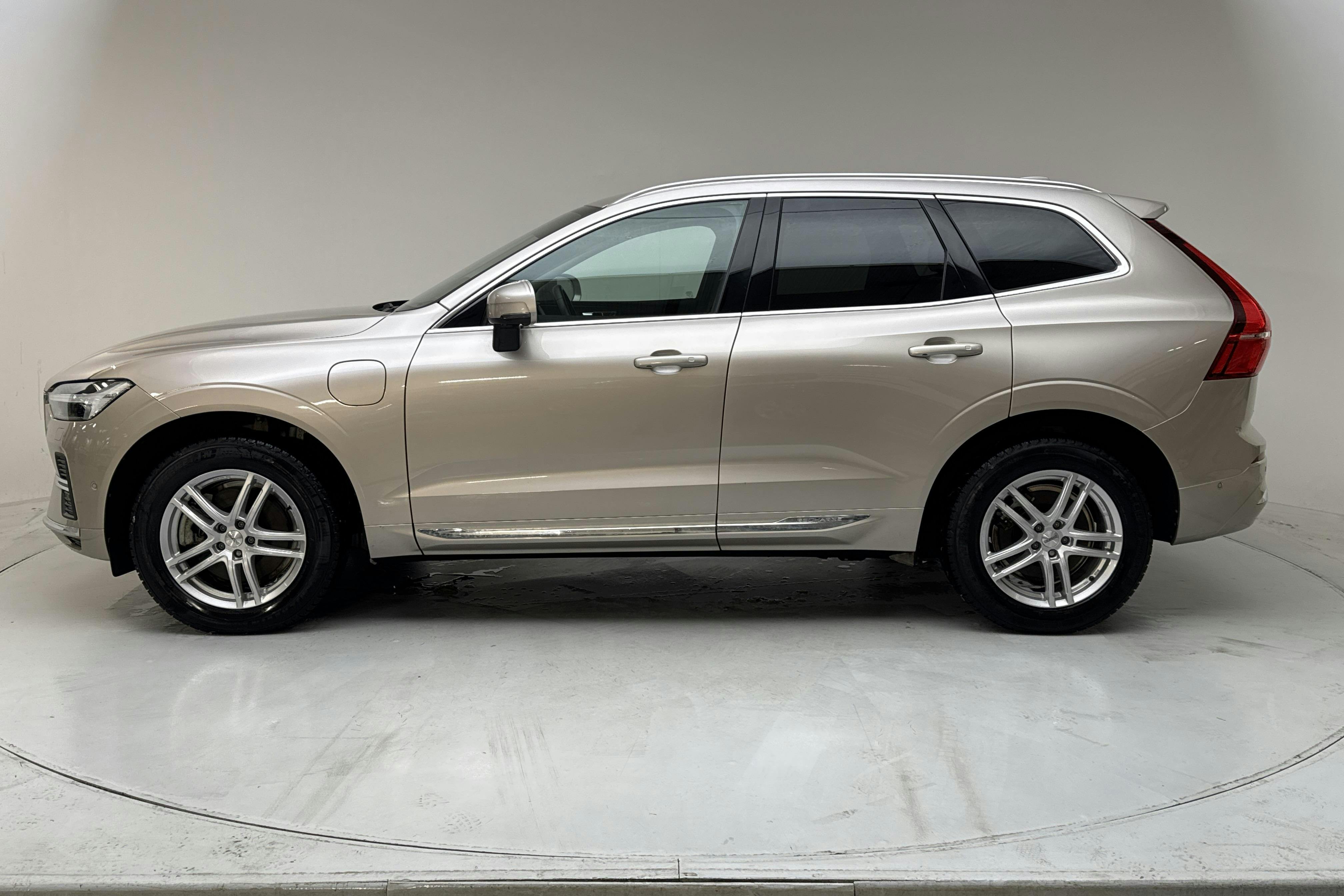 Presentationsfoto 2 av 18: Volvo XC60 T6 AWD Recharge (350hk) - 5 012 mil - Automat - Light Grey - 2023