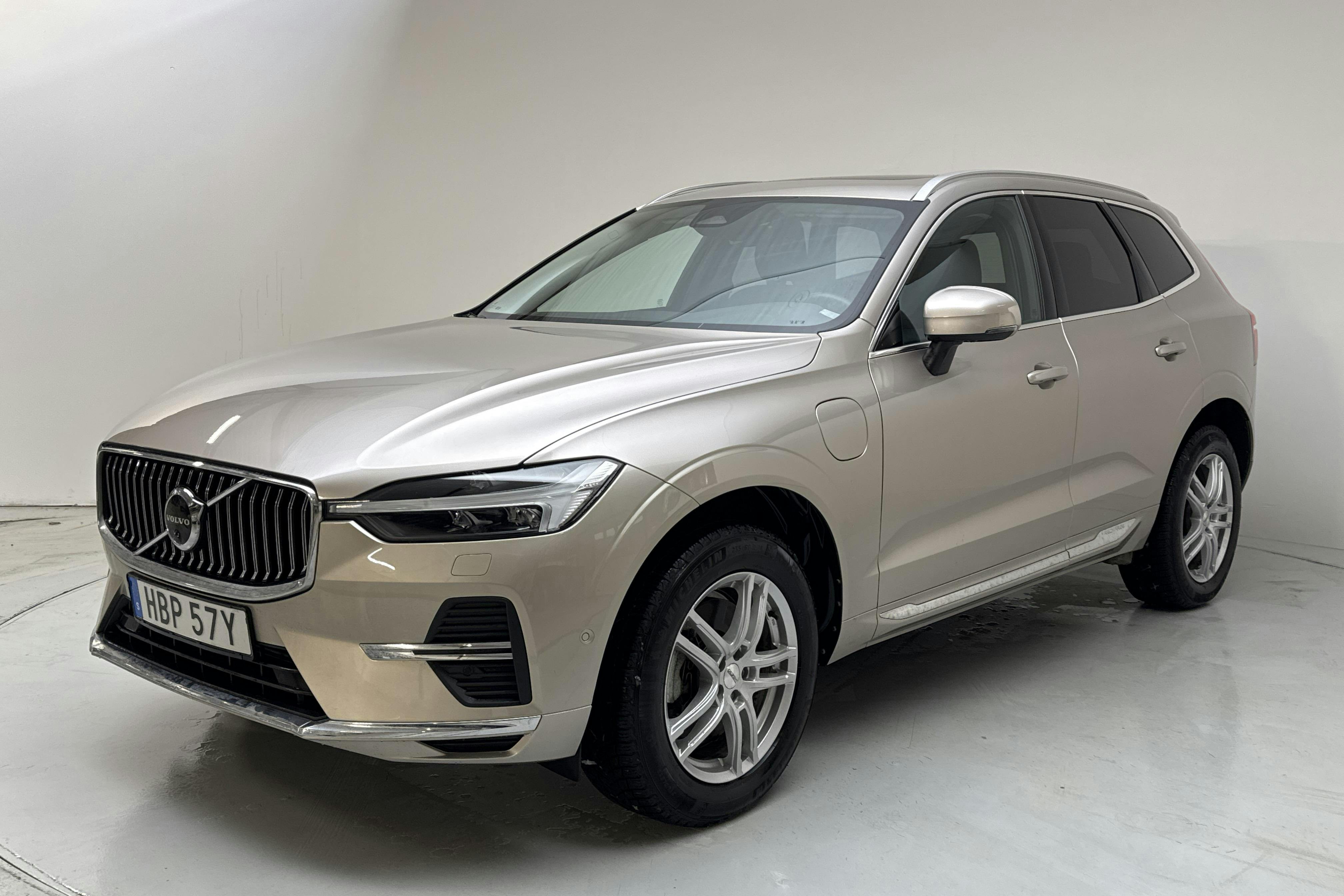 Presentationsfoto 1 av 18: Volvo XC60 T6 AWD Recharge (350hk) - 5 012 mil - Automat - Light Grey - 2023