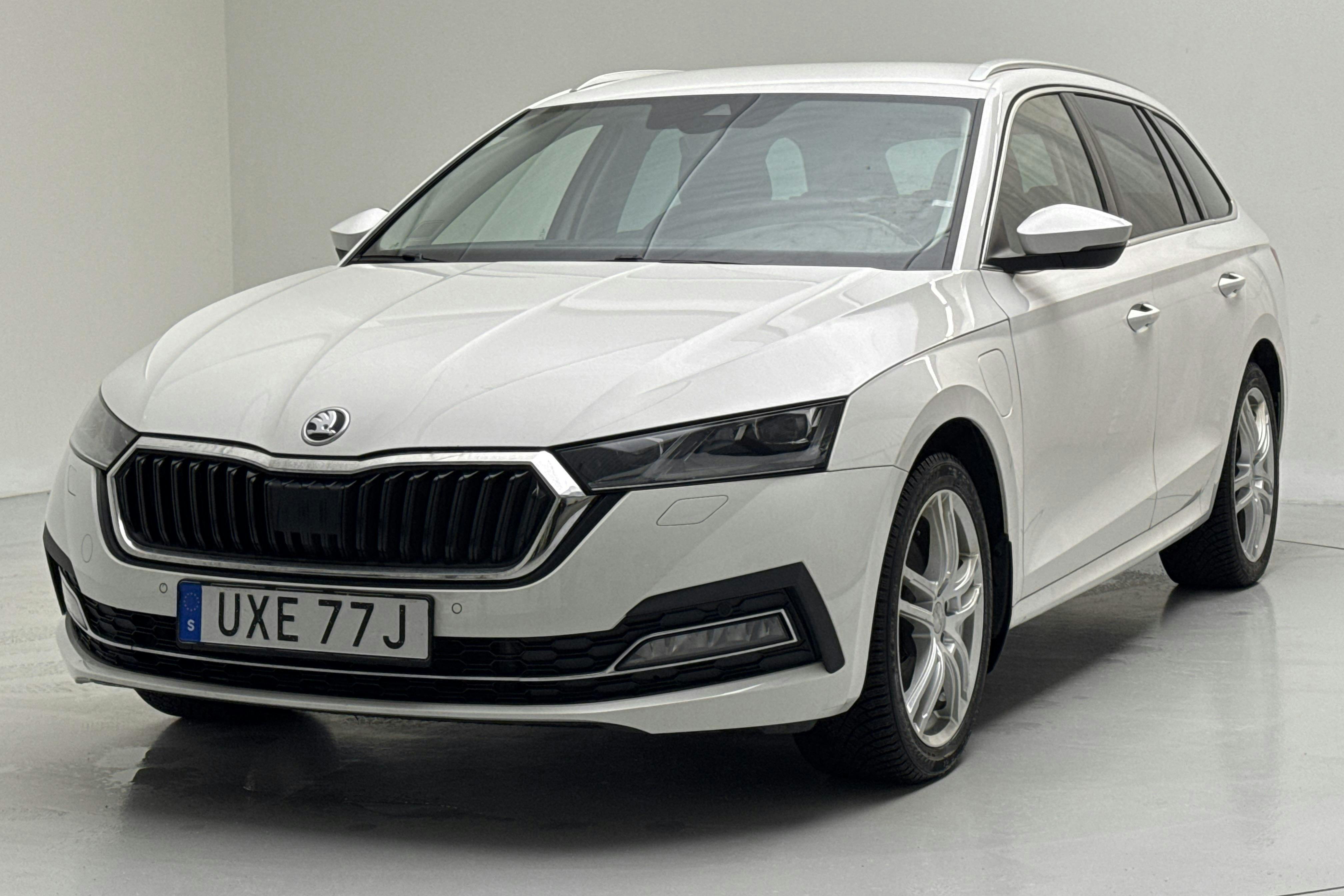 Presentationsfoto 1 av 18: Skoda Octavia 1.4 iV PHEV Combi (204hk) - 10 372 mil - Automat - vit - 2021