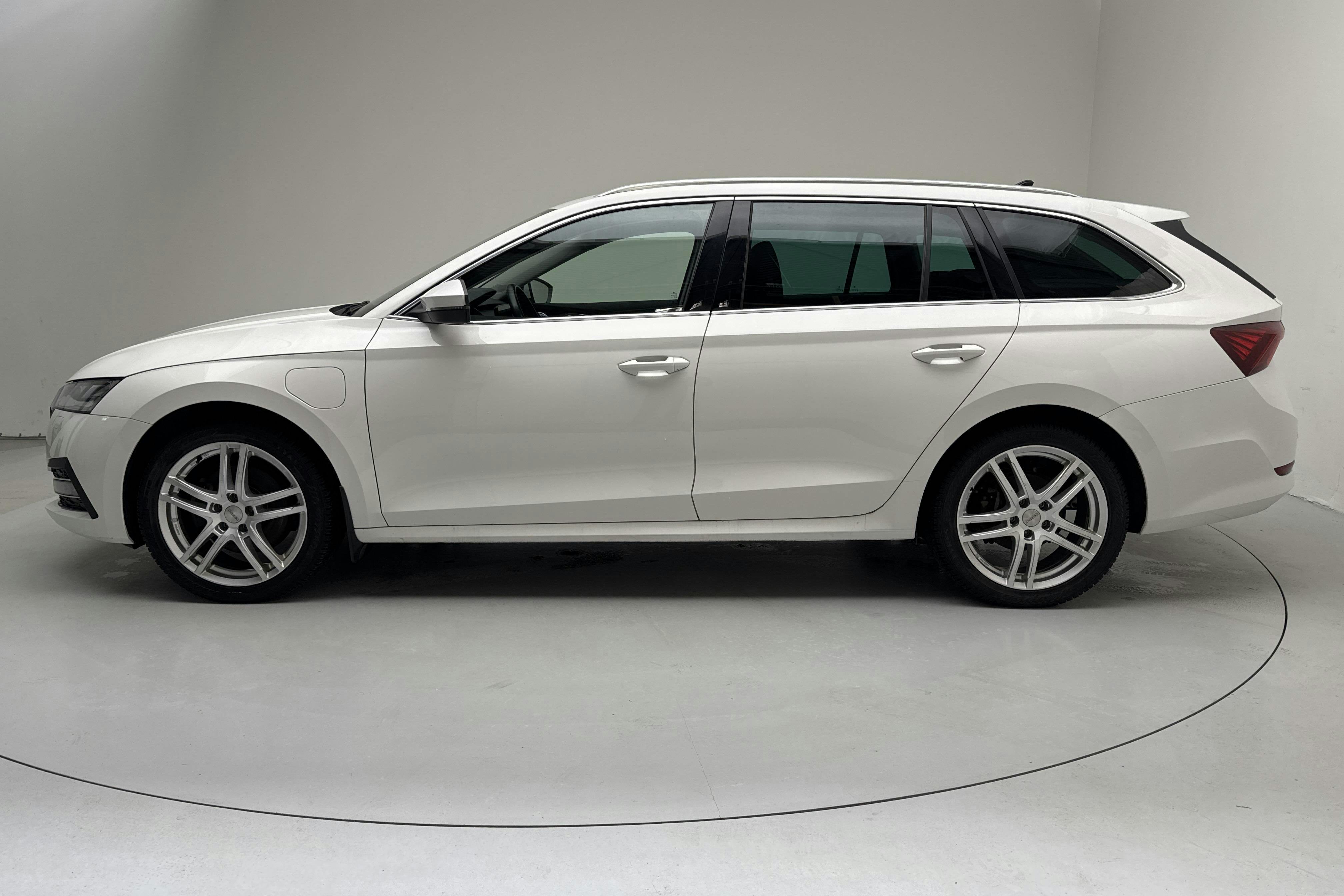 Presentationsfoto 2 av 18: Skoda Octavia 1.4 iV PHEV Combi (204hk) - 10 372 mil - Automat - vit - 2021