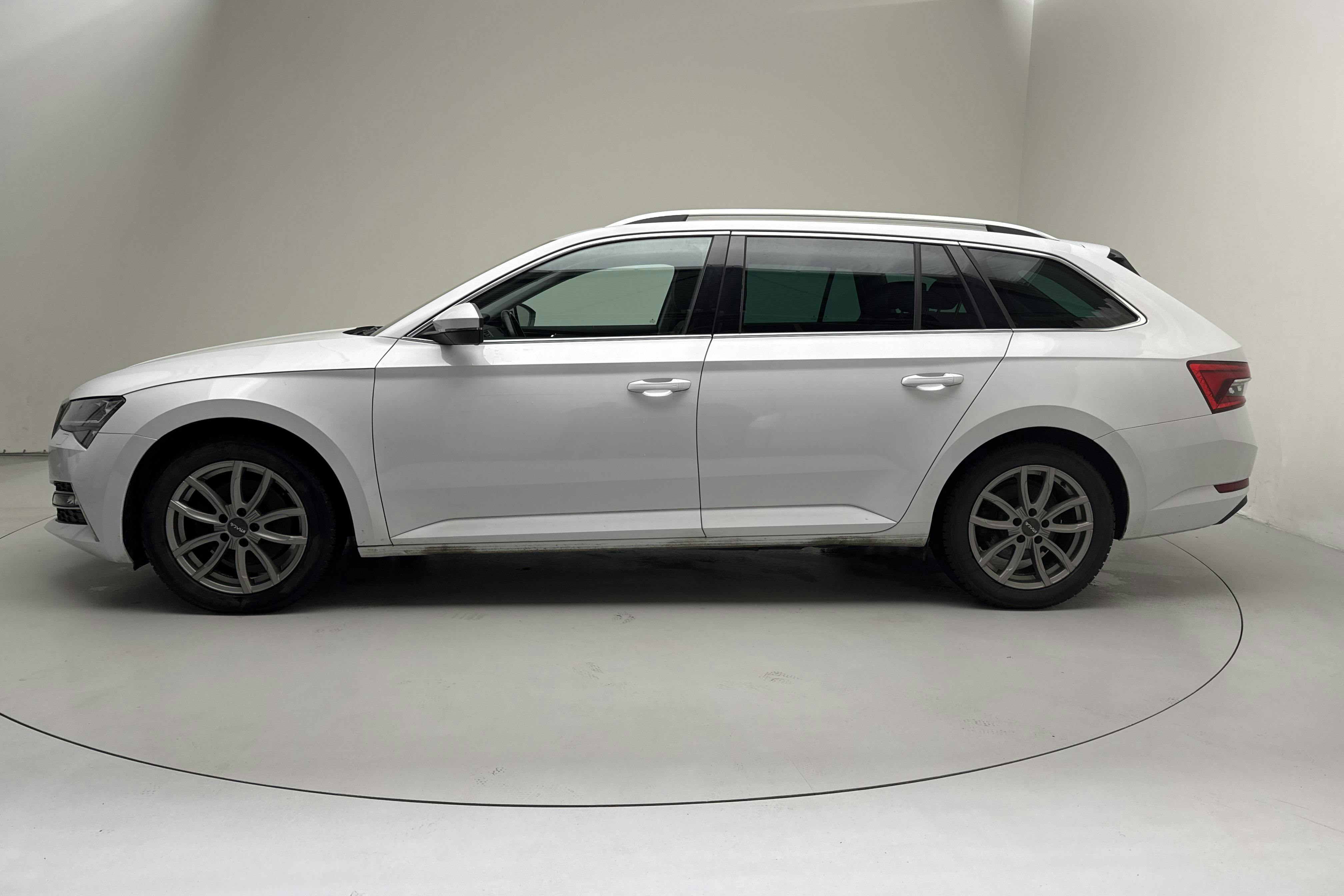 Presentation photo 2 of 16: Skoda Superb 1.4 TSI PHEV Kombi (218hk) - 140 120 km - Automatic - white - 2022