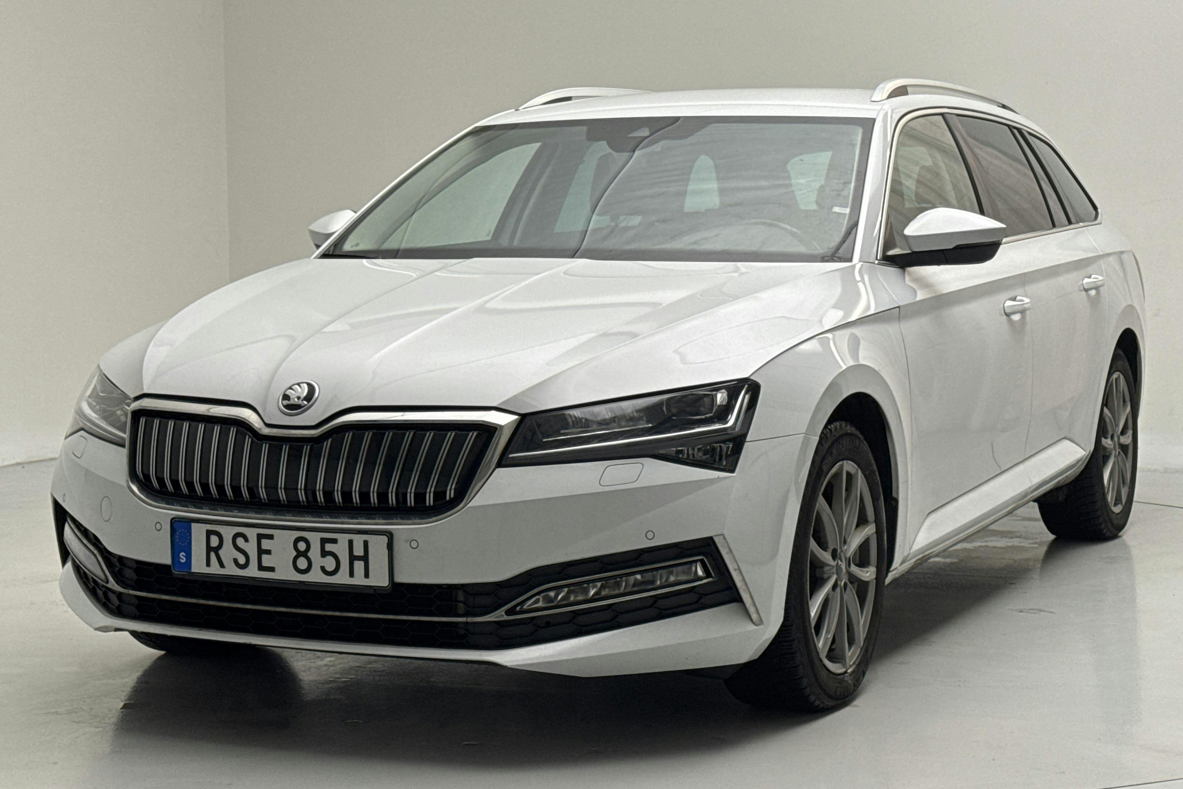 Presentation photo 1 of 16: Skoda Superb 1.4 TSI PHEV Kombi (218hk) - 140 120 km - Automatic - white - 2022