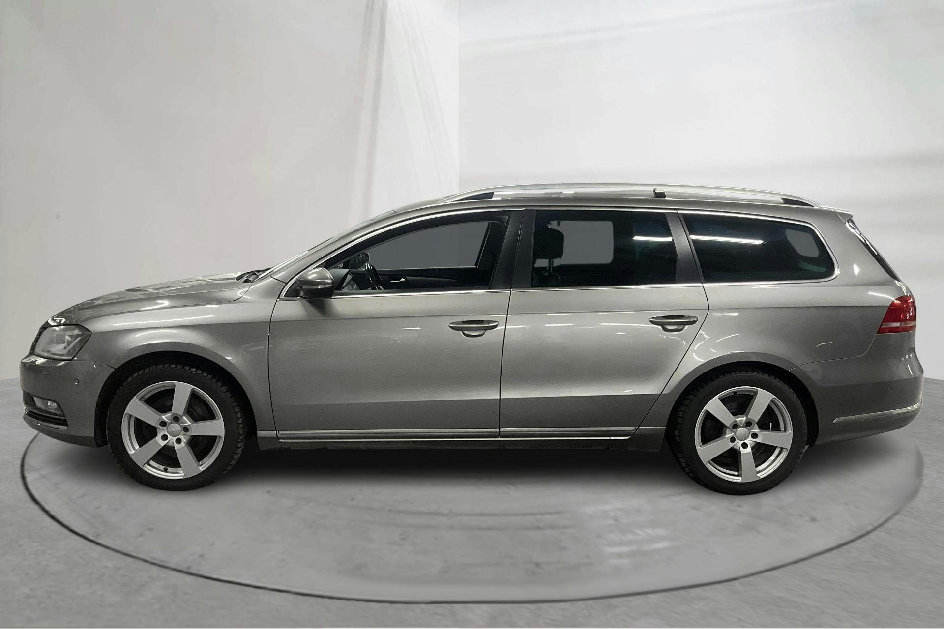 Presentationsfoto 2 av 15: VW Passat 2.0 TDI BlueMotion Technology Variant 4Motion (170hk) - 19 169 mil - Automat - Light Brown - 2012