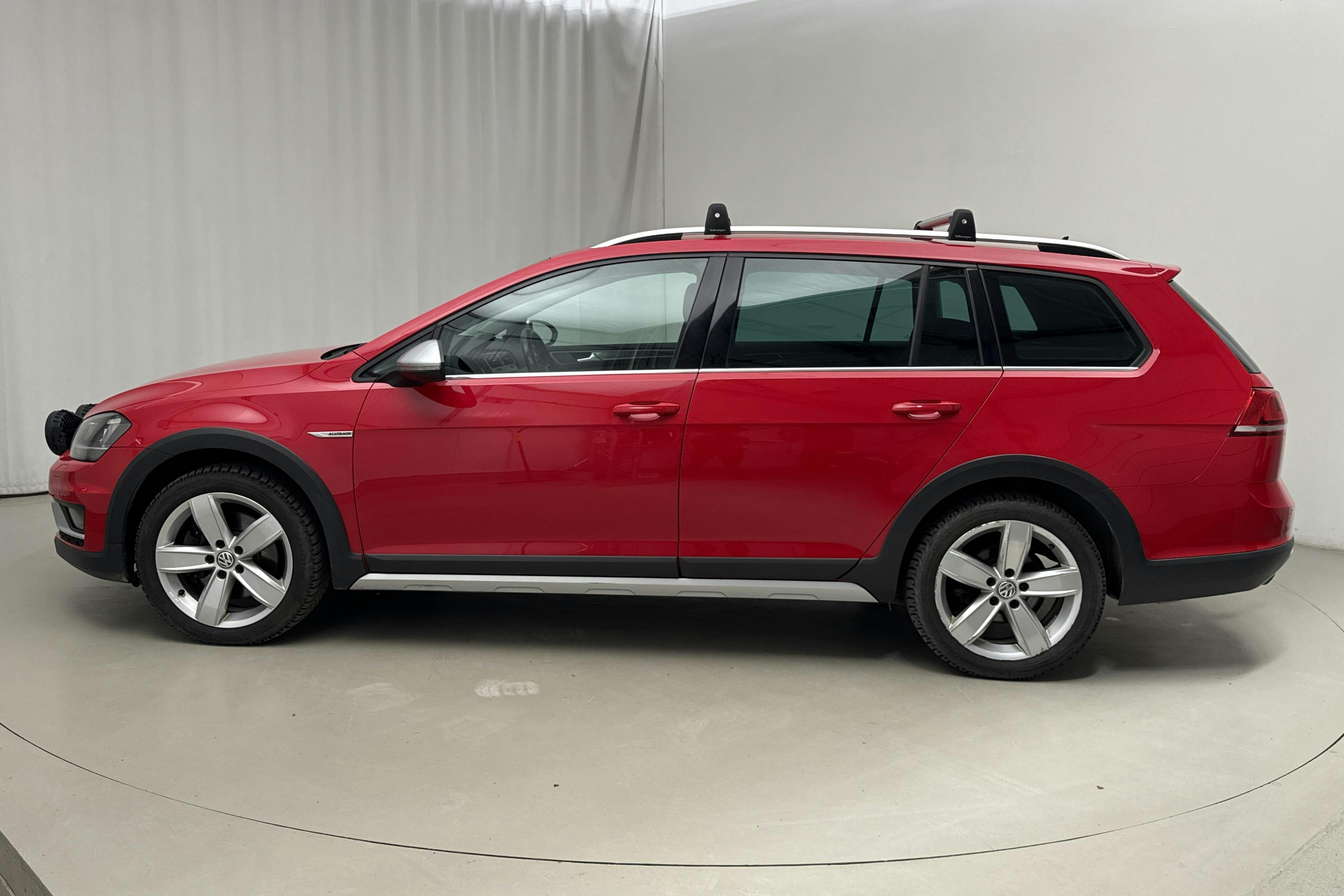 Presentation photo 2 of 14: VW Golf Alltrack 1.8 TSI 4Motion (180hk) - 188 600 km - Automatic - red - 2017