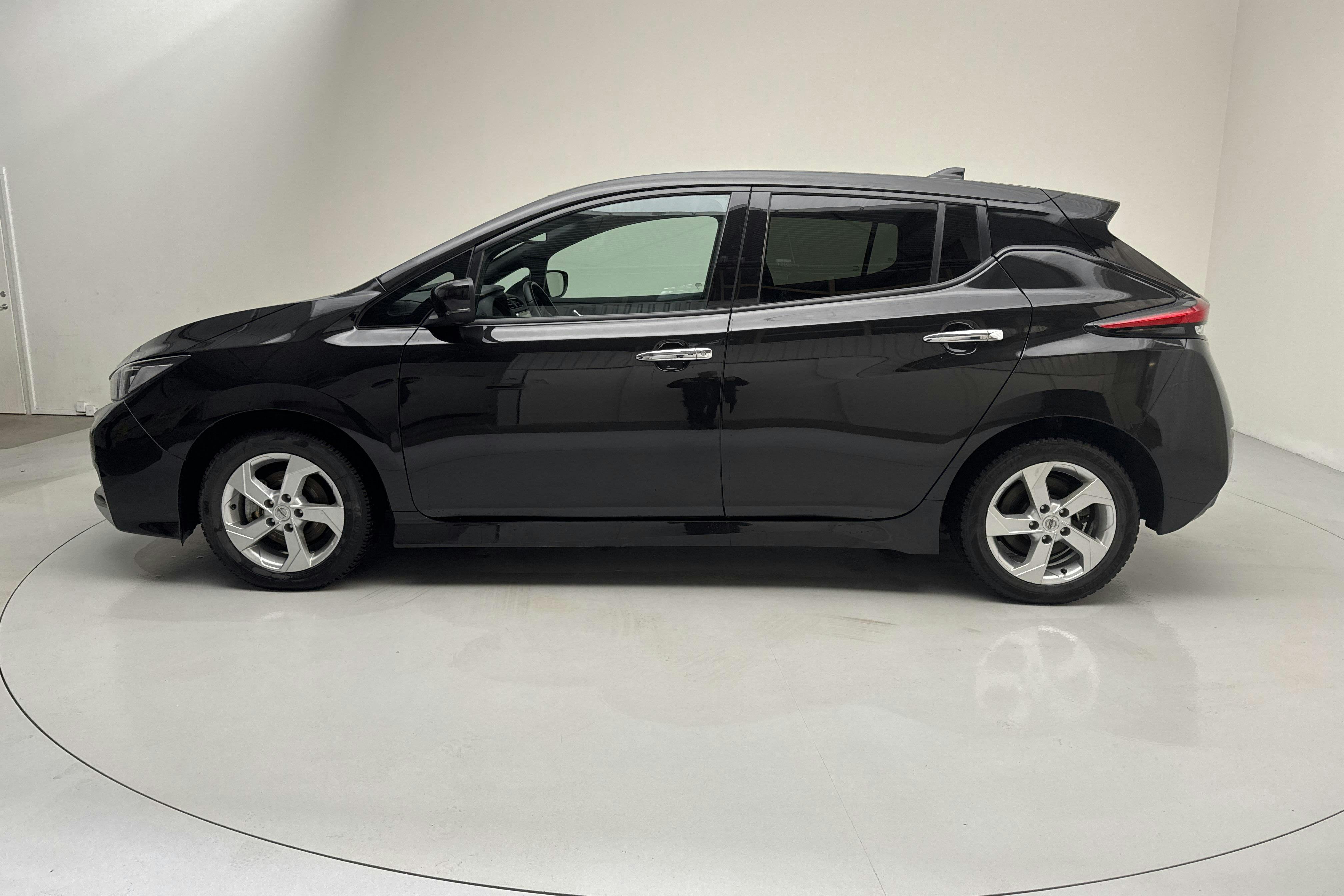 Presentationsfoto 2 av 16: Nissan LEAF 5dr 40kWh (150hk) - 3 307 mil - Automat - svart - 2022