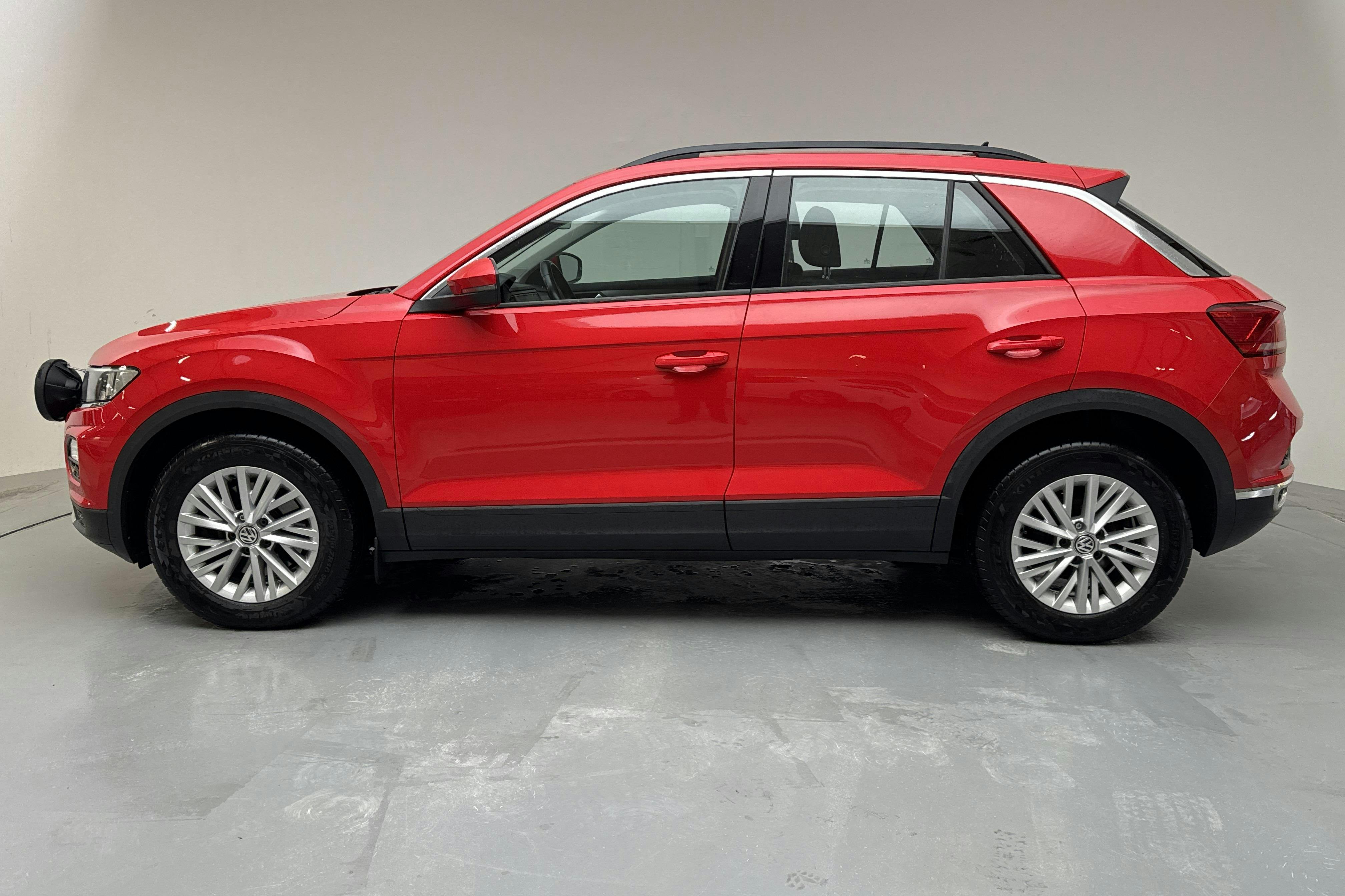 Presentationsfoto 2 av 12: VW T-Roc 2.0 TSI 4MOTION (190hk) - 14 342 mil - Automat - röd - 2022