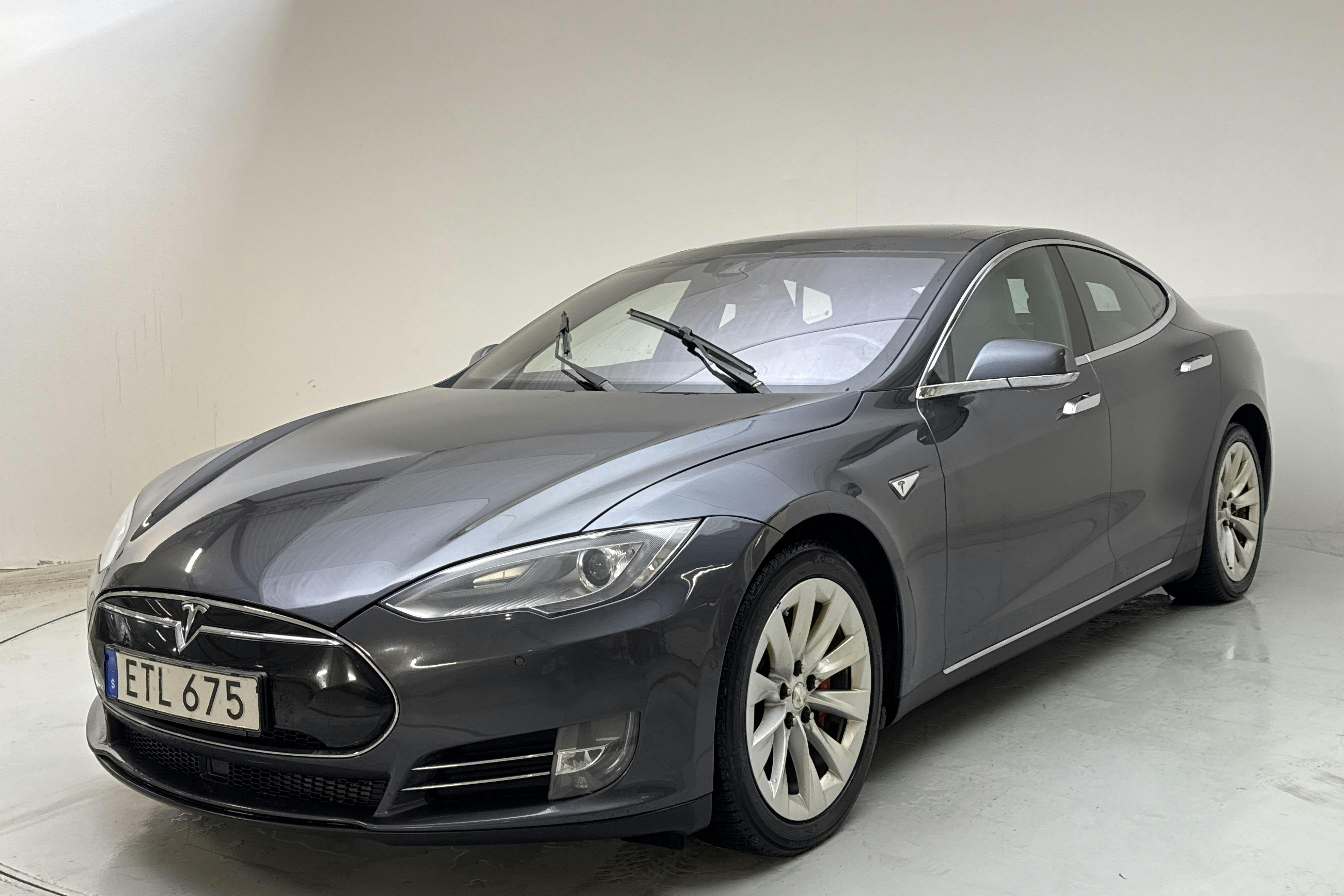 Presentation photo 1 of 18: Tesla Model S P85D - 258 110 km - Automatic - gray - 2015