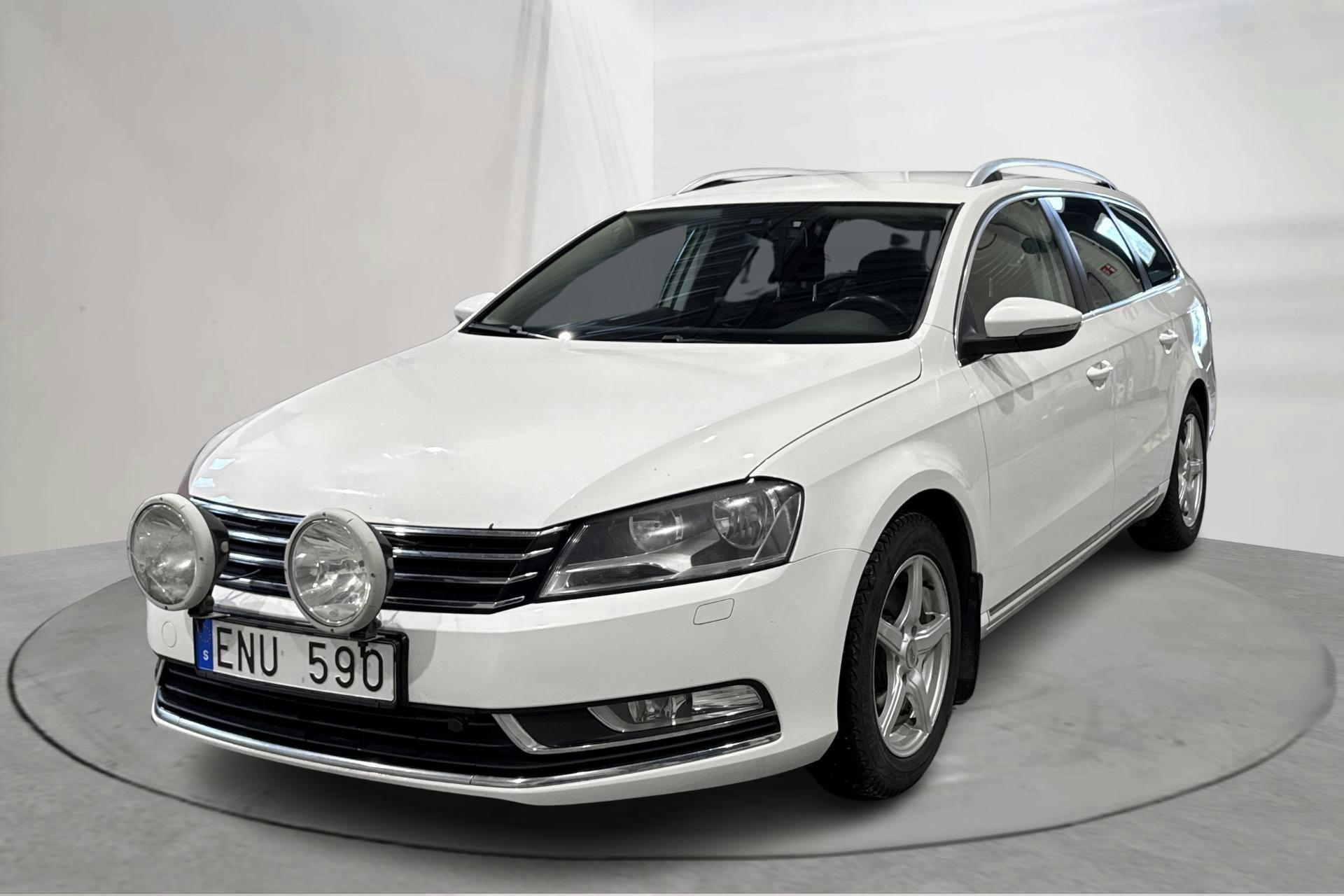 Presentationsfoto 1 av 12: VW Passat 2.0 TDI BlueMotion Technology Variant (140hk) - 11 641 mil - Manuell - vit - 2013