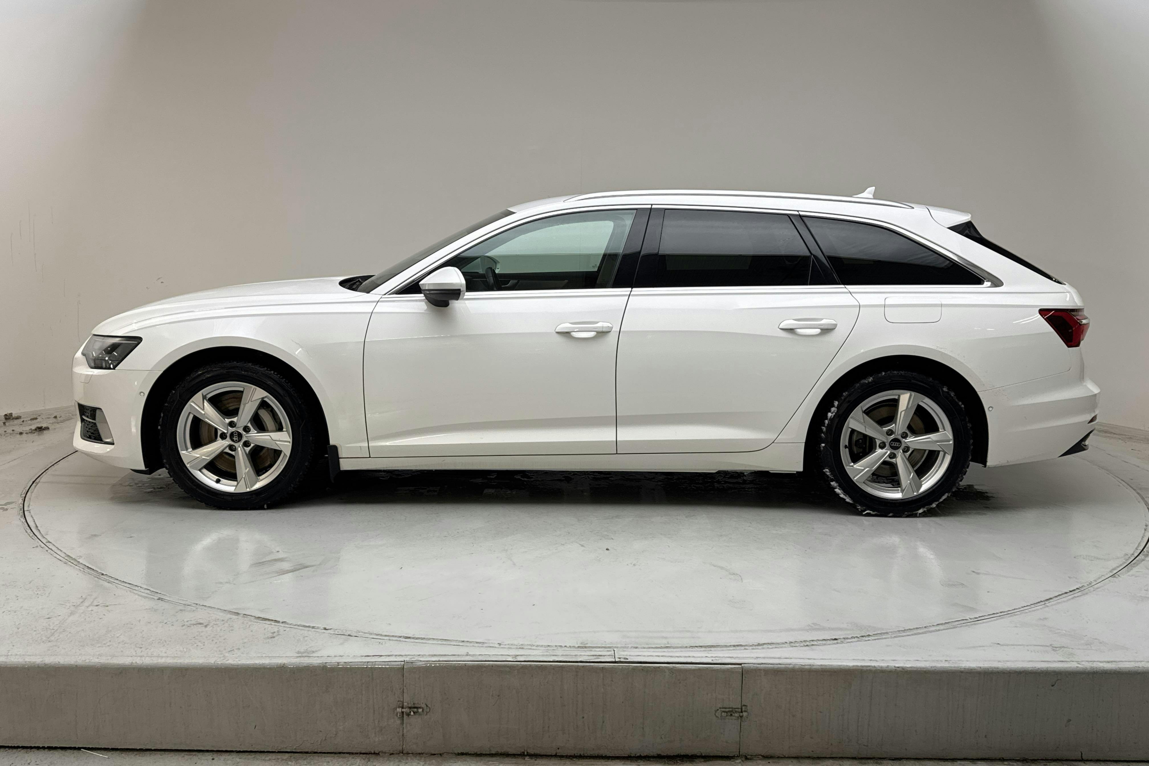 Presentationsfoto 2 av 16: Audi A6 Avant 50 TFSI e quattro (299hk) - 14 600 mil - Automat - vit - 2023