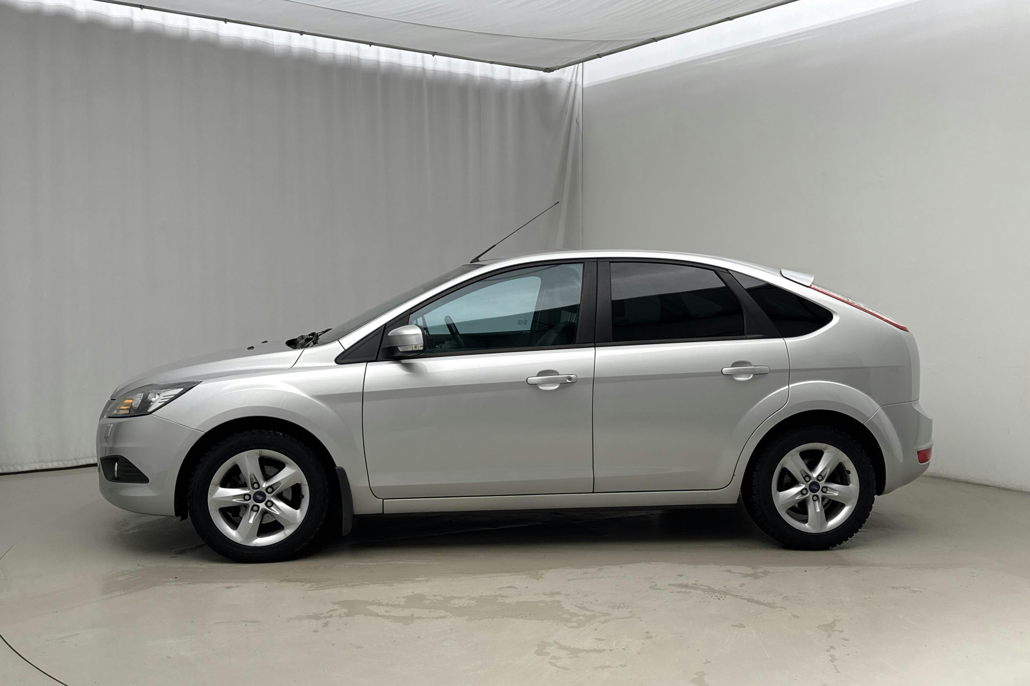 Presentationsfoto 2 av 13: Ford Focus 1.8 Flexifuel 5dr (125hk) - 6 248 mil - Manuell - grå - 2010