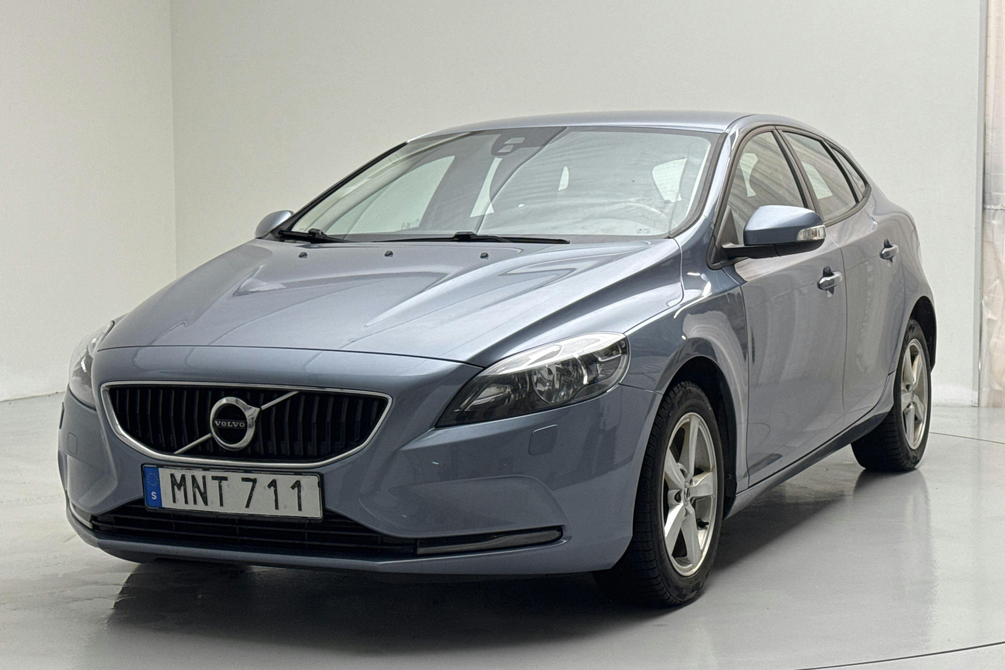 Presentationsfoto 1 av 13: Volvo V40 T2 (122hk) - 14 153 mil - Manuell - Light Blue - 2017