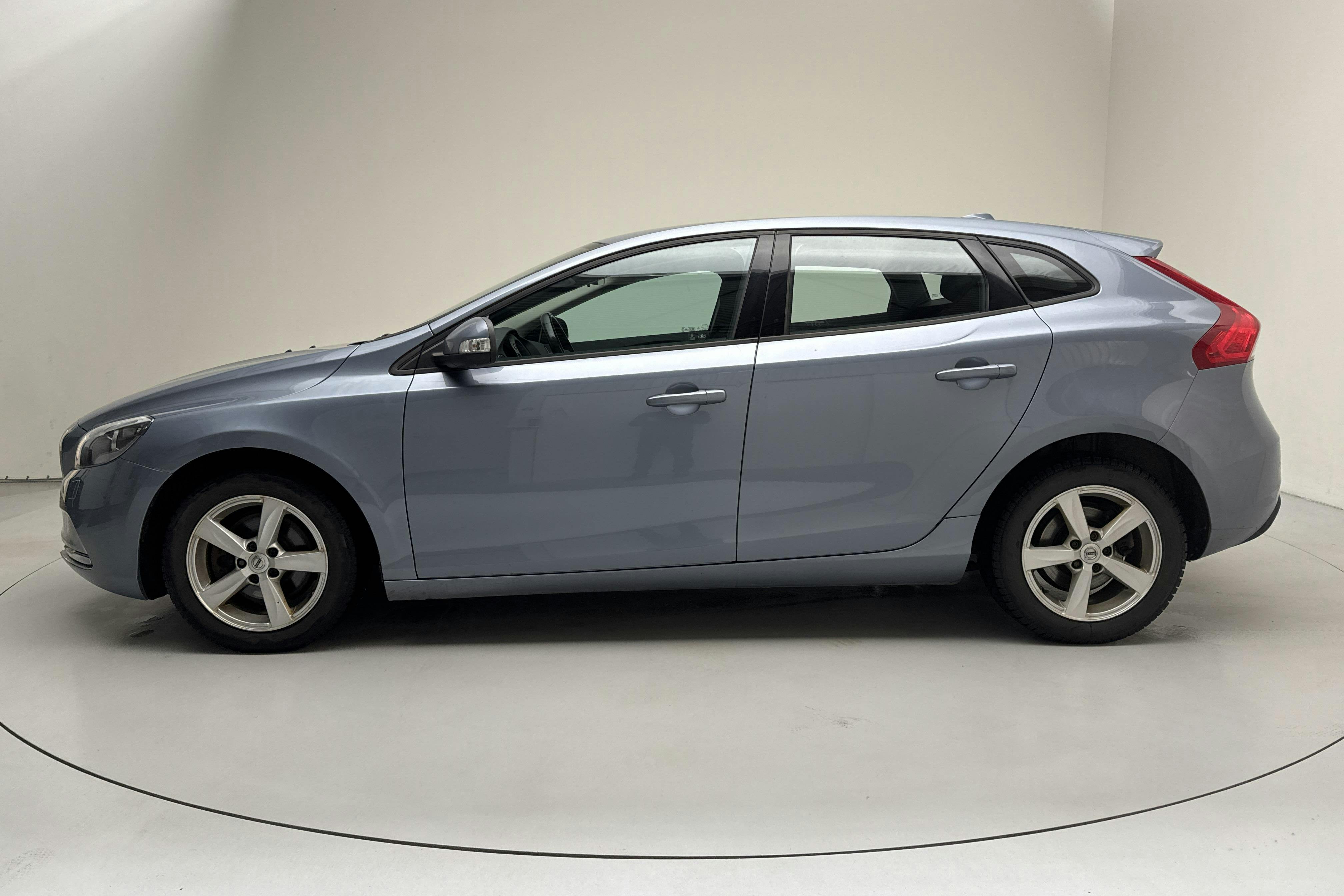Presentationsfoto 2 av 13: Volvo V40 T2 (122hk) - 14 153 mil - Manuell - Light Blue - 2017