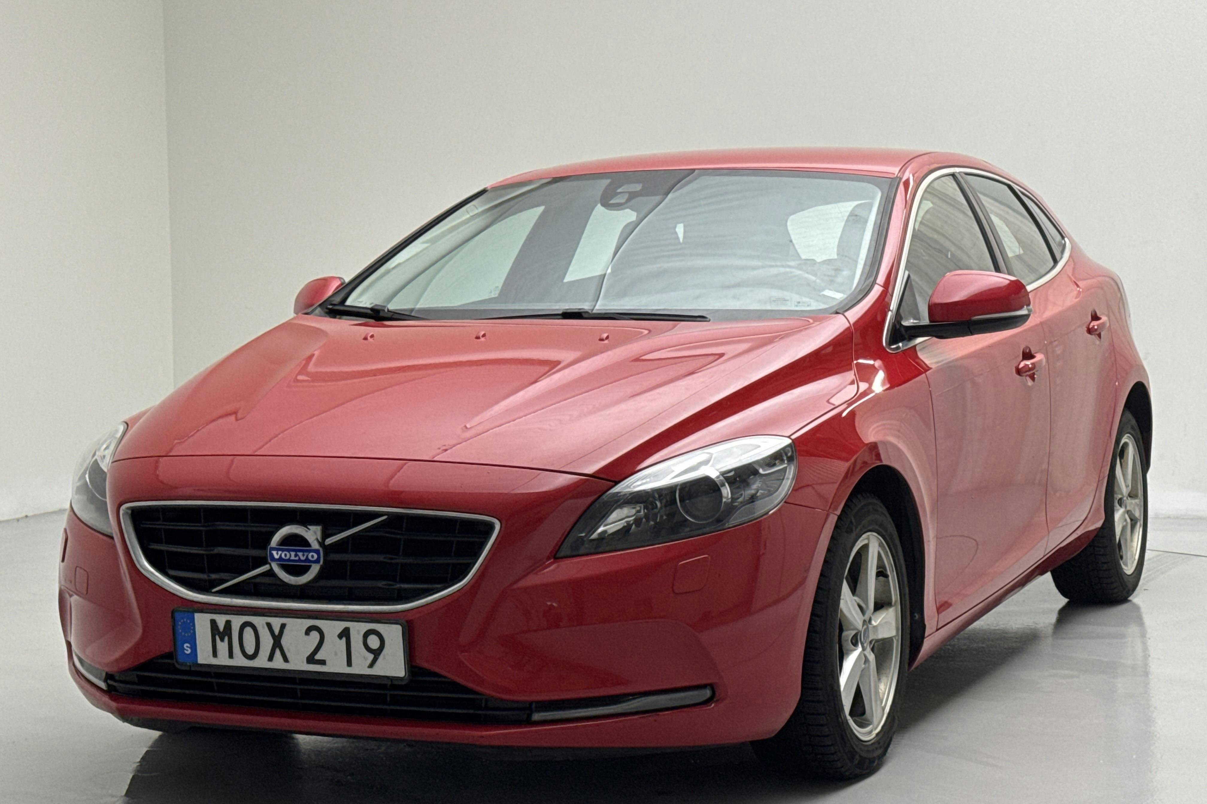 Presentationsfoto 1 av 14: Volvo V40 T2 (120hk) - 15 020 mil - Manuell - röd - 2015