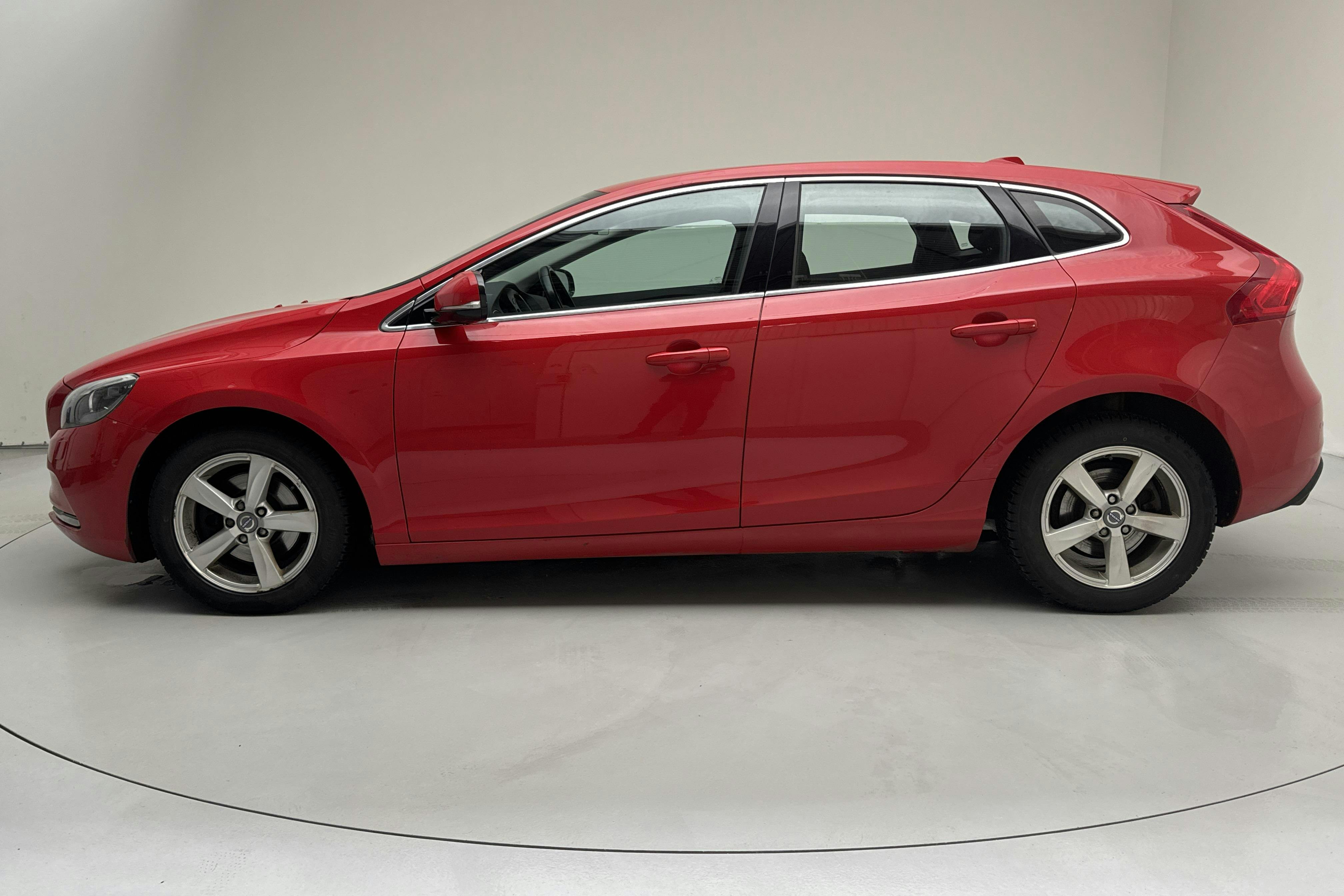 Presentationsfoto 2 av 14: Volvo V40 T2 (120hk) - 15 020 mil - Manuell - röd - 2015