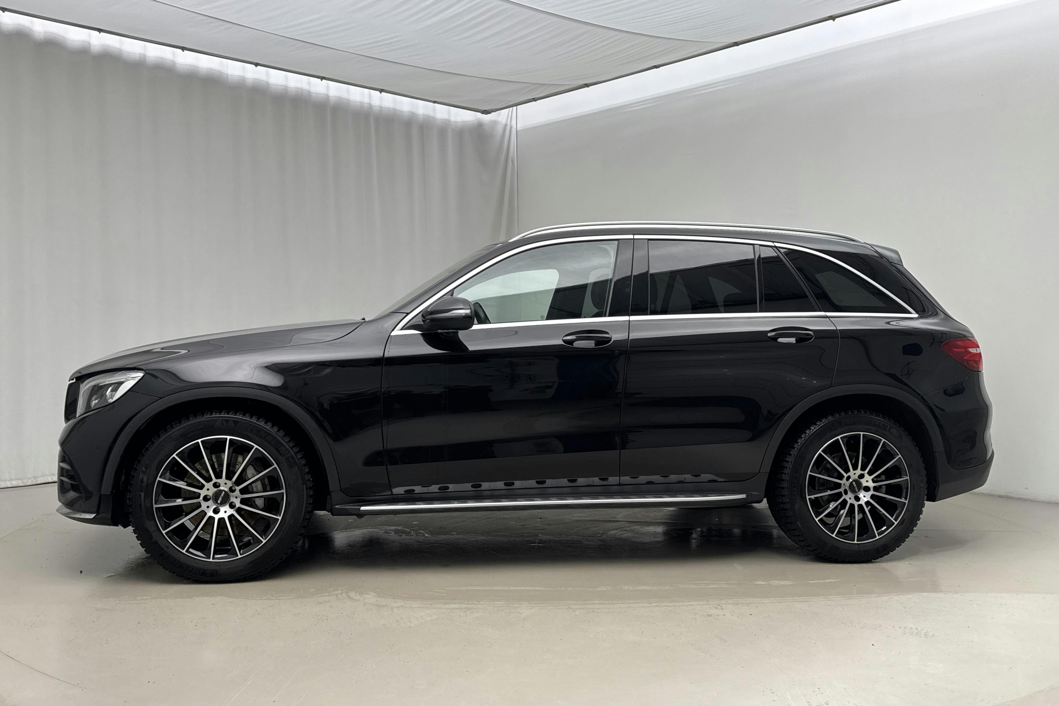 Presentationsfoto 2 av 20: Mercedes GLC 220 d 4MATIC X253 (170hk) - 13 370 mil - Automat - svart - 2019