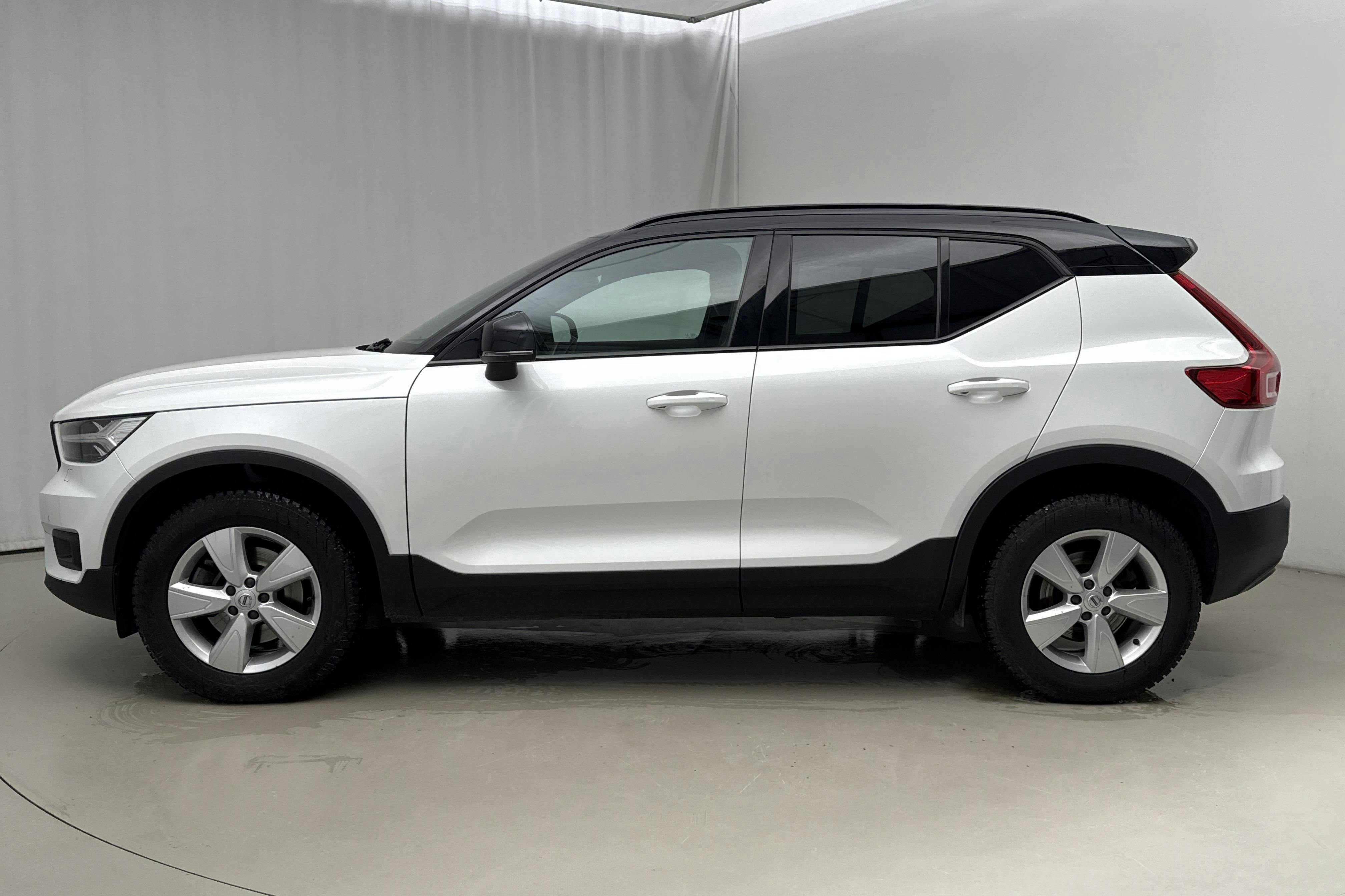 Presentationsfoto 2 av 20: Volvo XC40 B4 AWD (197hk) - 4 642 mil - Automat - vit - 2022