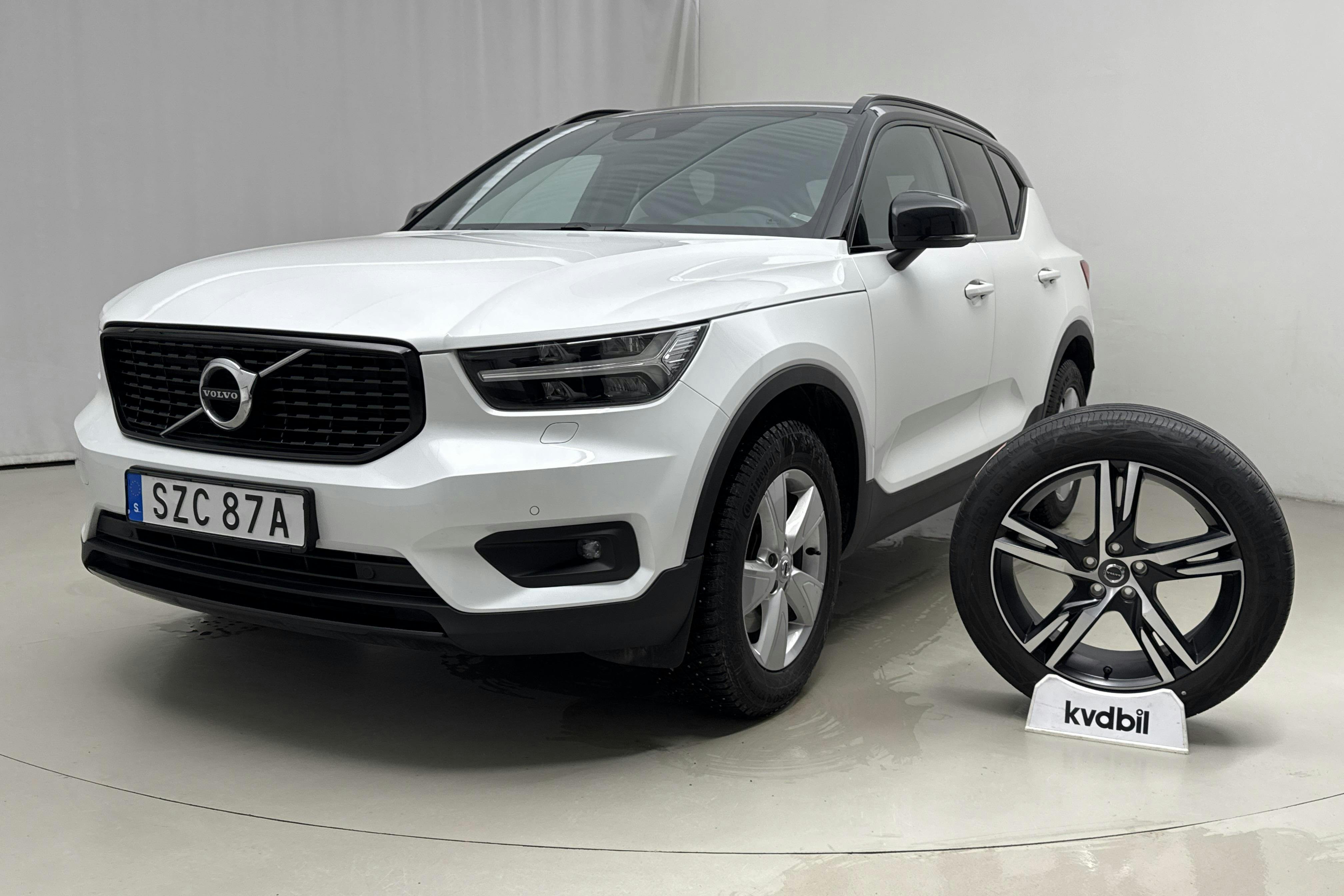 Presentationsfoto 1 av 20: Volvo XC40 B4 AWD (197hk) - 4 642 mil - Automat - vit - 2022