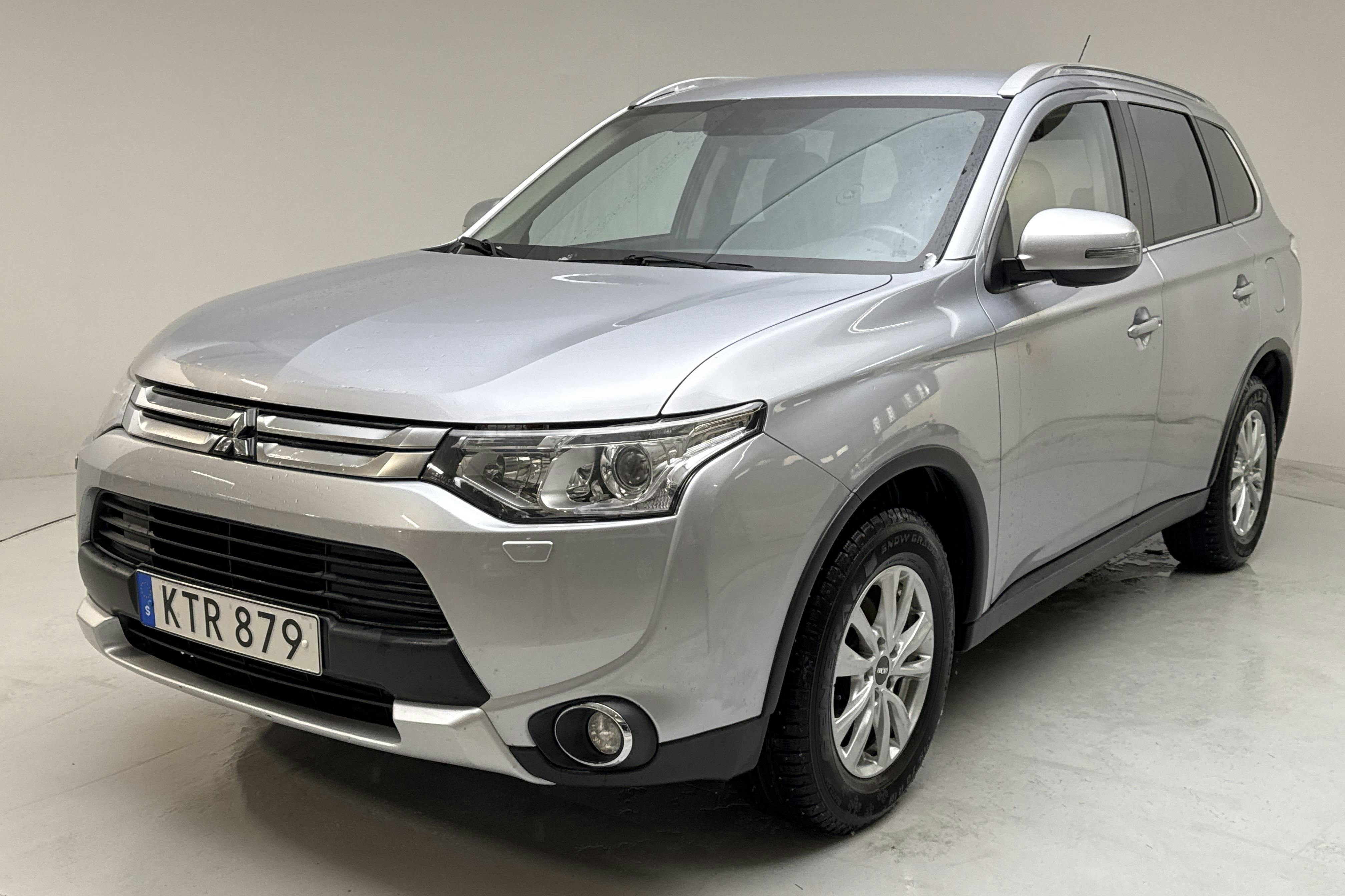 Presentationsfoto 1 av 15: Mitsubishi Outlander 2.2 Di-D 4WD (150hk) - 12 516 mil - Automat - silver - 2015