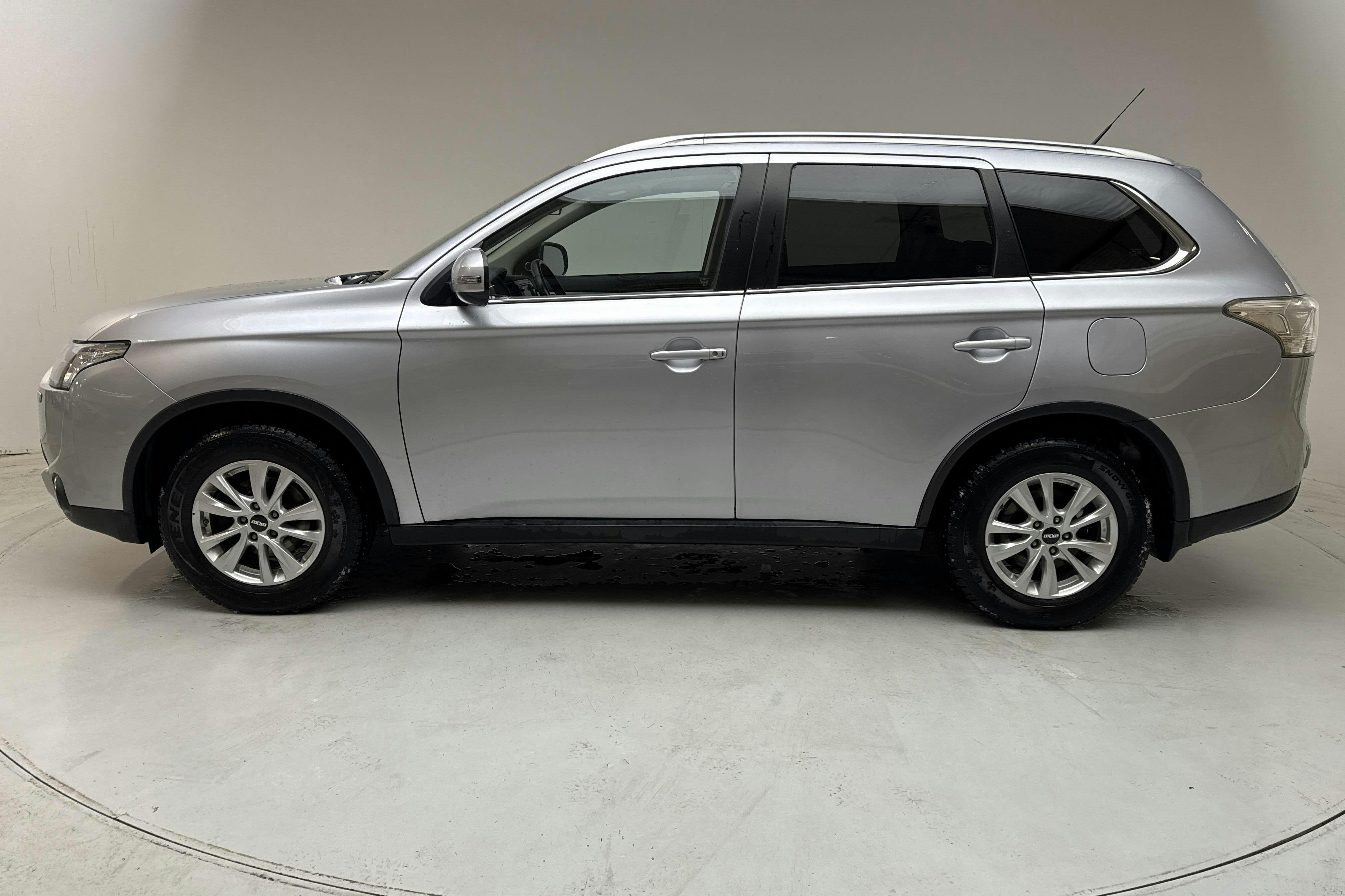 Presentationsfoto 2 av 15: Mitsubishi Outlander 2.2 Di-D 4WD (150hk) - 12 516 mil - Automat - silver - 2015