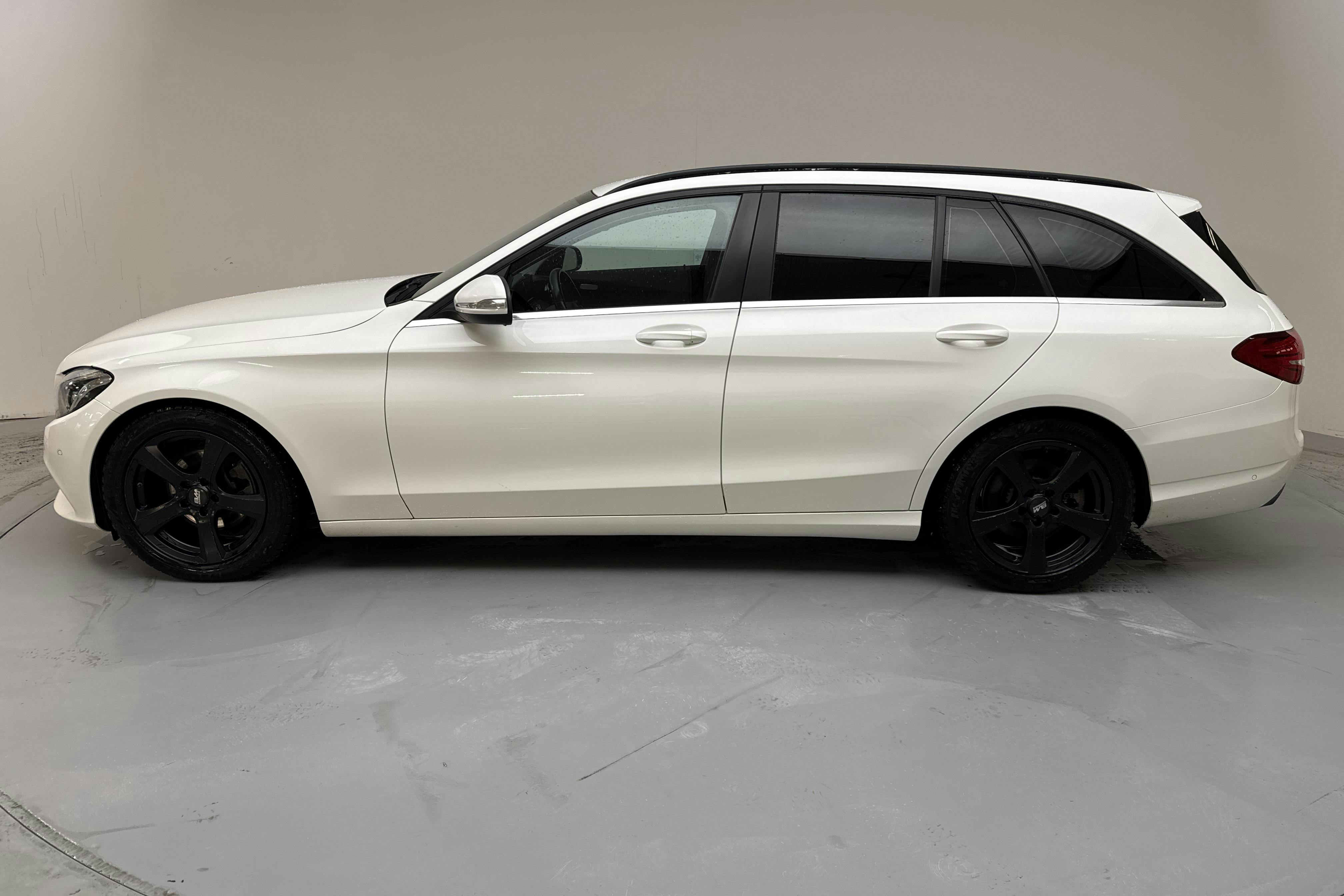 Presentationsfoto 2 av 15: Mercedes C 220 BlueTEC Kombi S205 (170hk) - 18 251 mil - Automat - vit - 2015