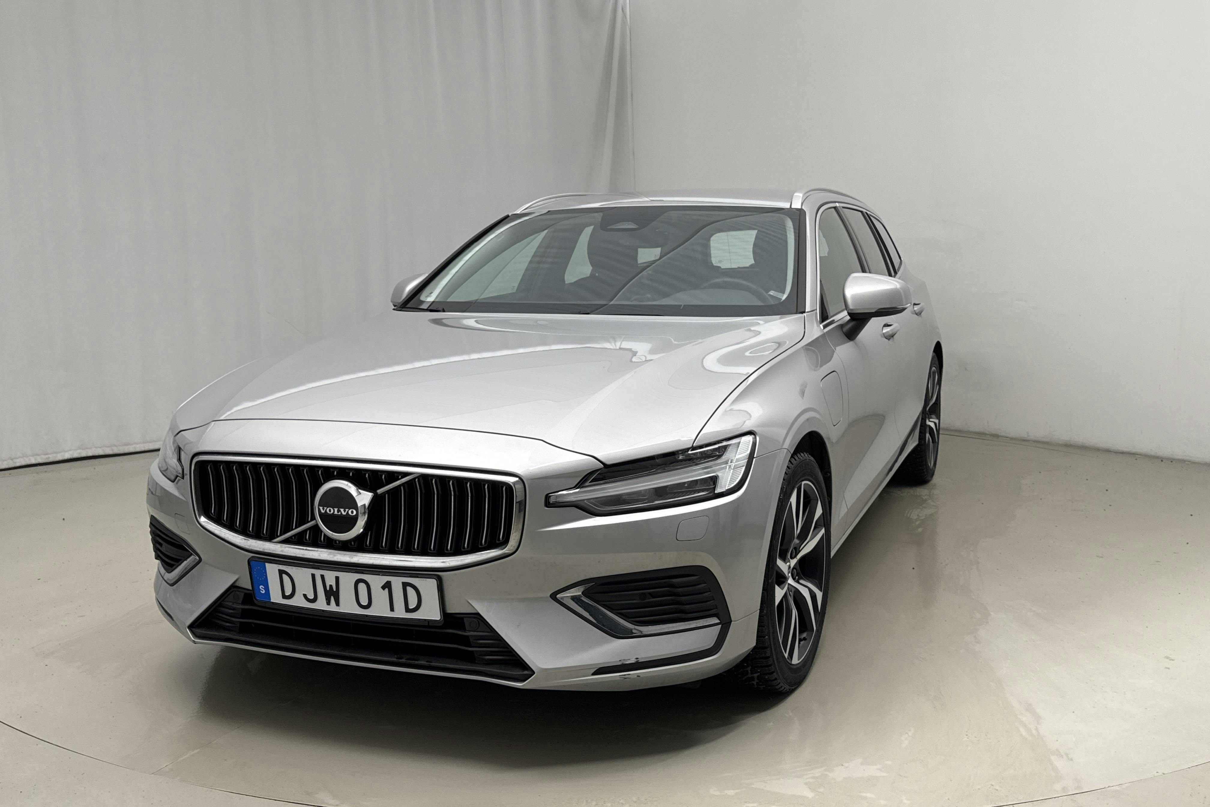 Presentation photo 1 of 18: Volvo V60 T6 AWD Recharge (350hk) - 83 820 km - Automatic - silver - 2023