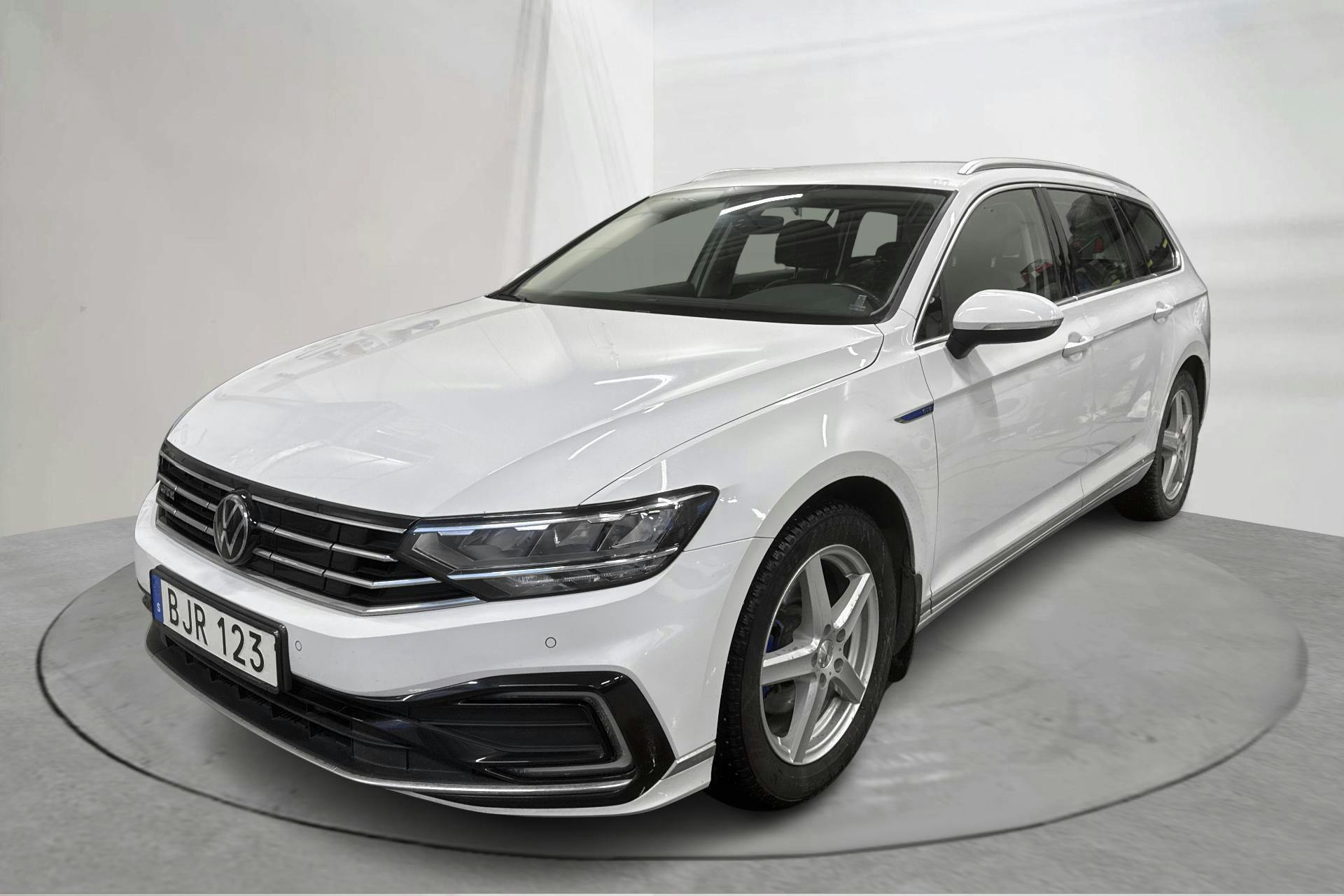 Presentationsfoto 1 av 17: VW Passat 1.4 GTE Sportscombi (218hk) - 12 179 mil - Automat - vit - 2023
