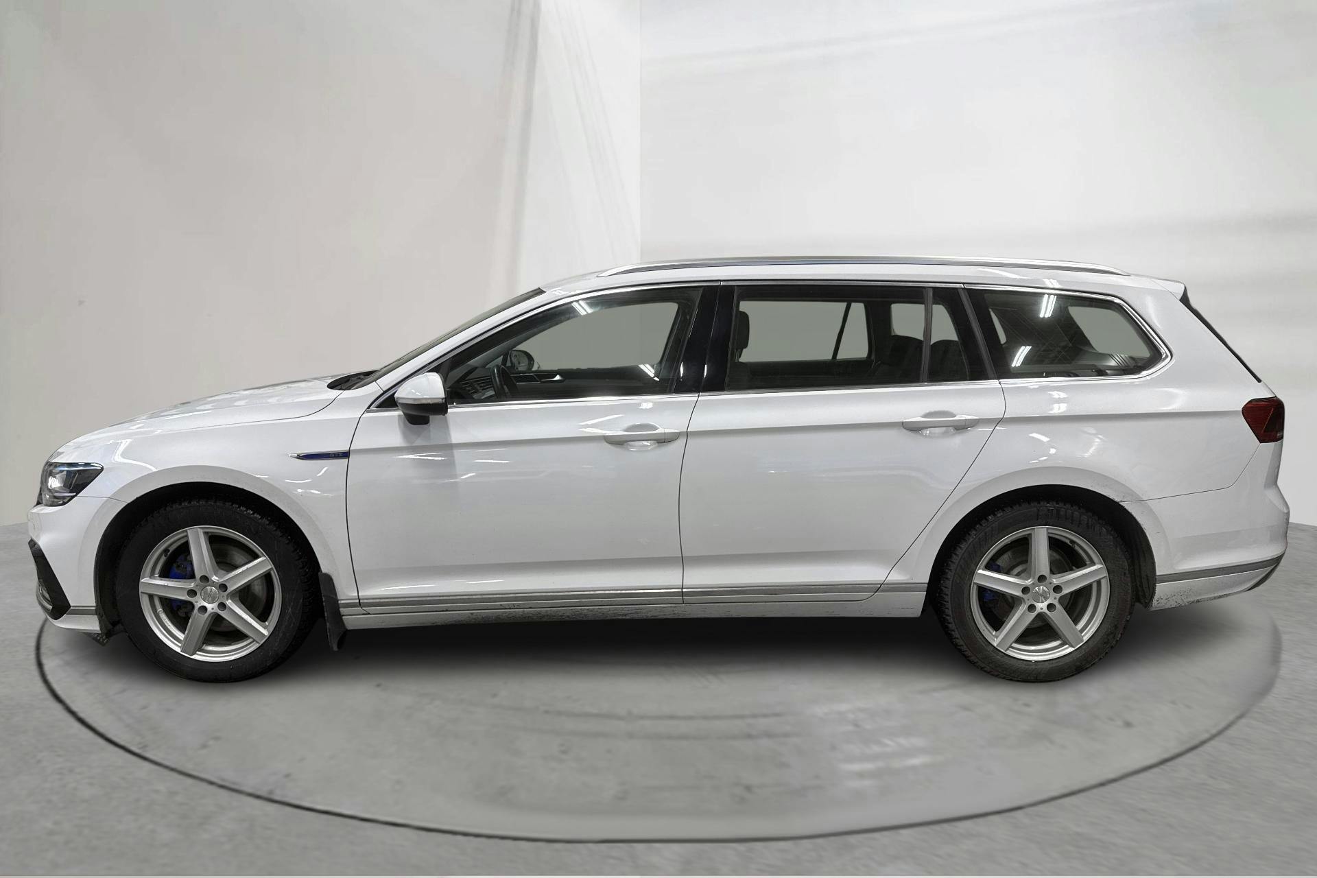 Presentationsfoto 2 av 17: VW Passat 1.4 GTE Sportscombi (218hk) - 12 179 mil - Automat - vit - 2023
