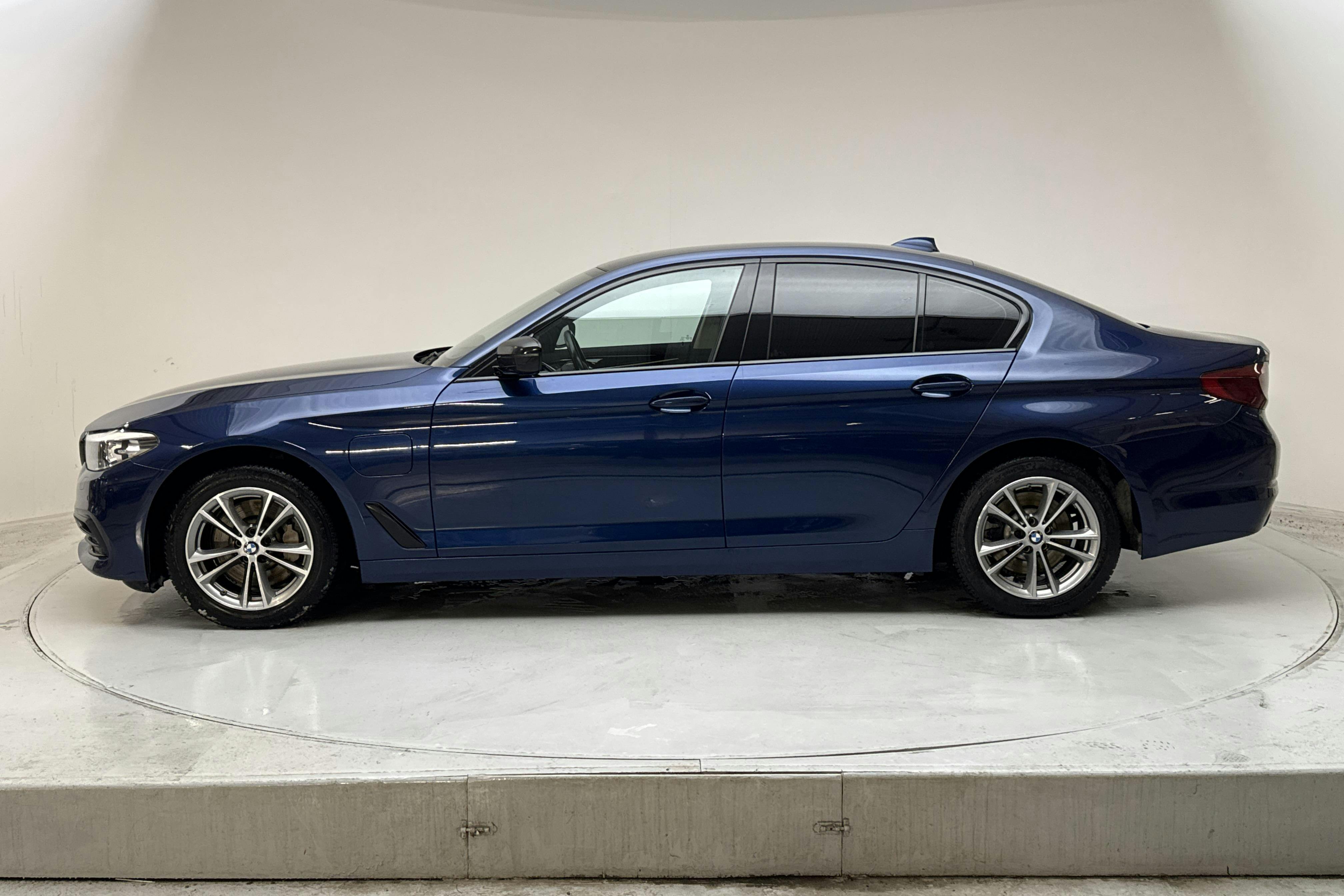 Presentationsfoto 2 av 17: BMW 530e iPerformance Sedan, G30 12kWh (252hk) - 22 423 mil - Automat - blå - 2020